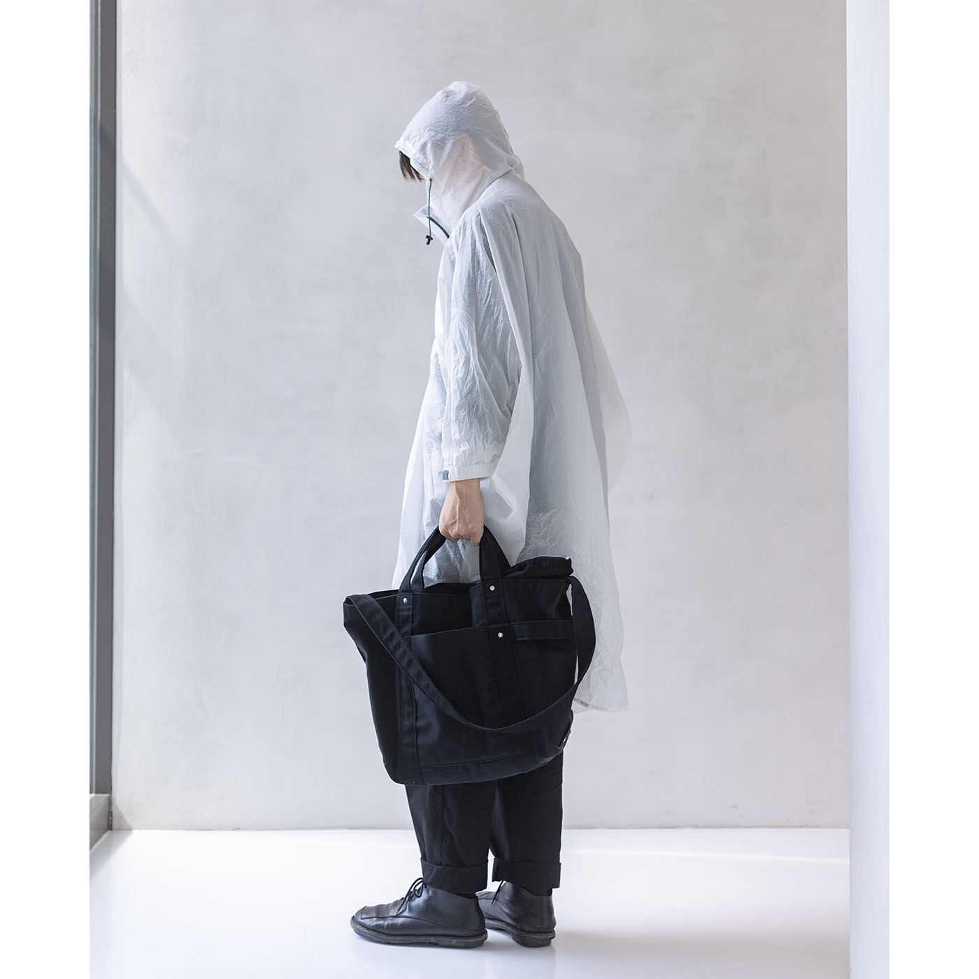 天気の変わりやすい季節に　コンパクトに持ち運べるレインポンチョ〈ＷＨＩＴＥ〉|モデル身長：175cm