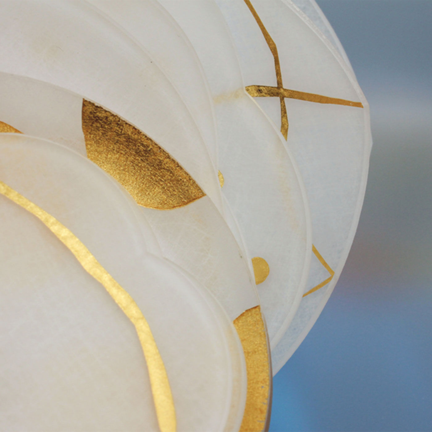 SeeMONO|マットな質感に金色の箔押しが映える木箱入り豆皿２枚セット|半透明の素材感と金箔のコントラストが上品。