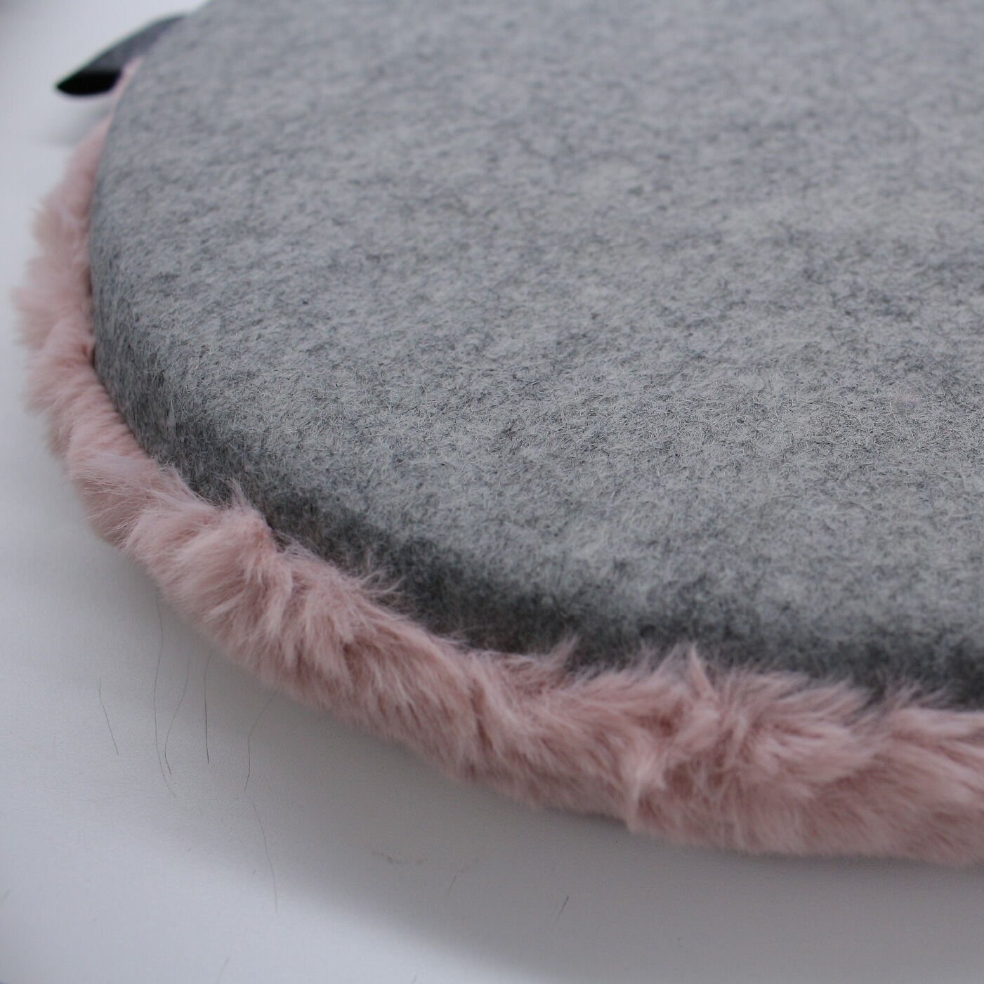 SeeMONO|ワークスペースを快適に 小動物みたいなふわふわチェアパッド|裏面はシンプルなグレーの不織布素材。