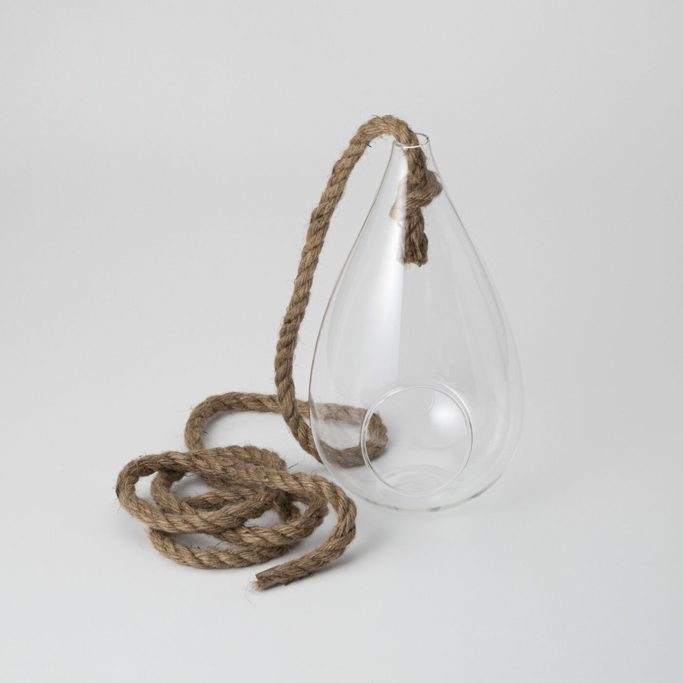 SeeMONO|浮遊するインテリア　ガラスのハンギングベース|ガラスとロープの素材感がシンプル空間に相性〇。