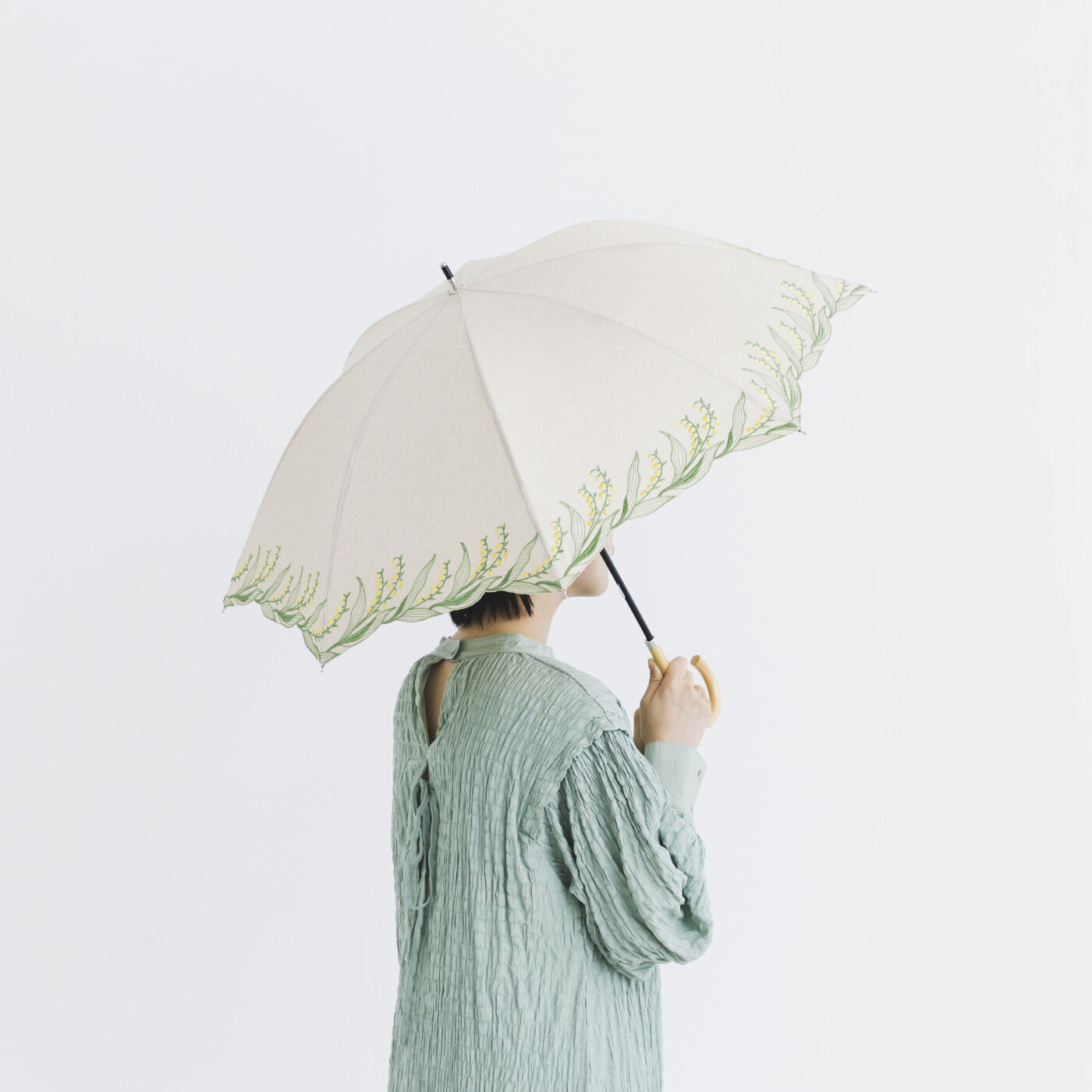 SeeMONO|繊細な刺しゅうが美しいスズランの晴れ雨兼用傘〈ＩＶＯＲＹ〉|スズランをあしらった刺しゅうの縁取りがポイント。