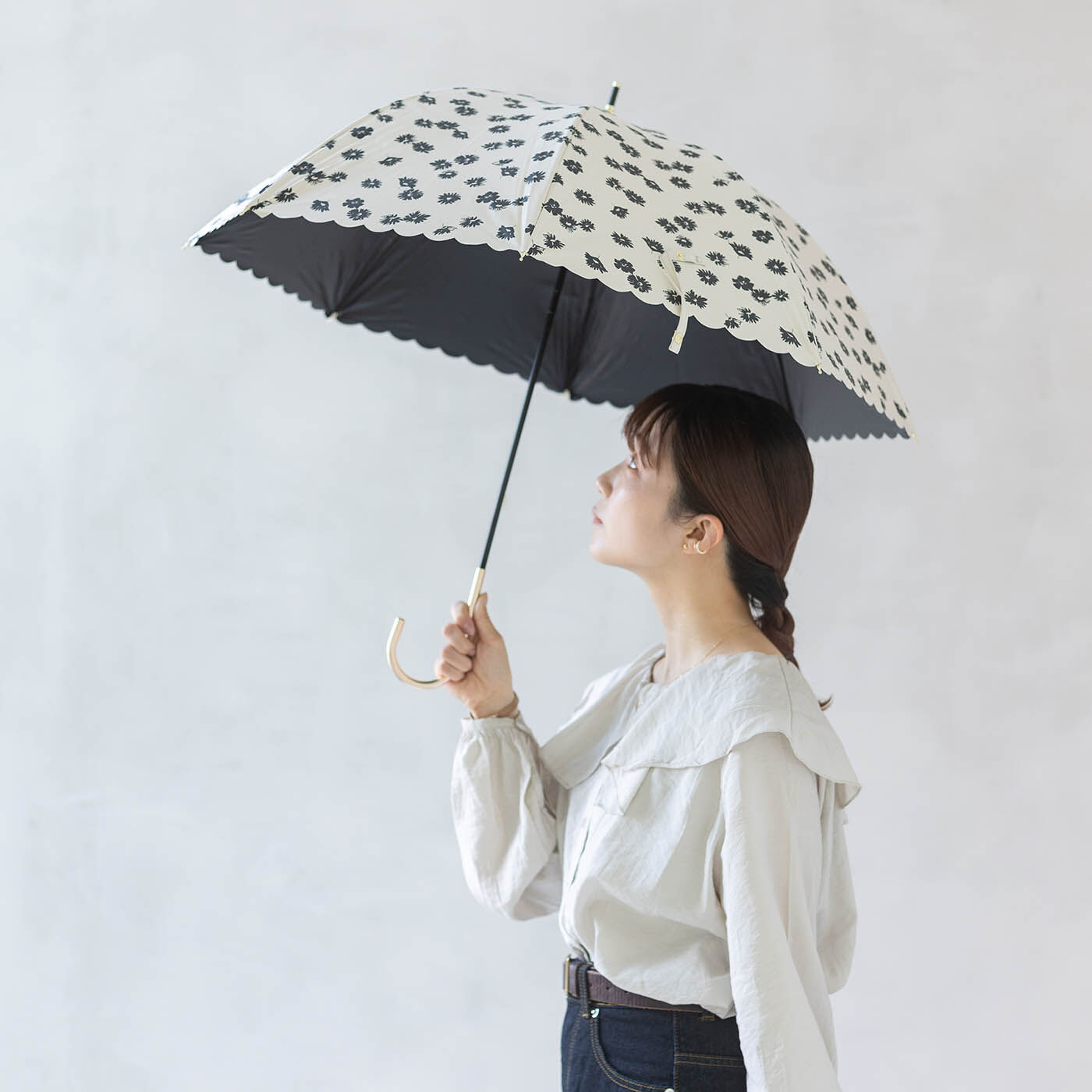 SeeMONO[シーモノ］|フラワープリントがシックな大人感　フローレットの晴雨兼用傘〈ＩＶＯＲＹ〉|落ち着いた配色でシンプルなコーディネイトにシックに映えます。