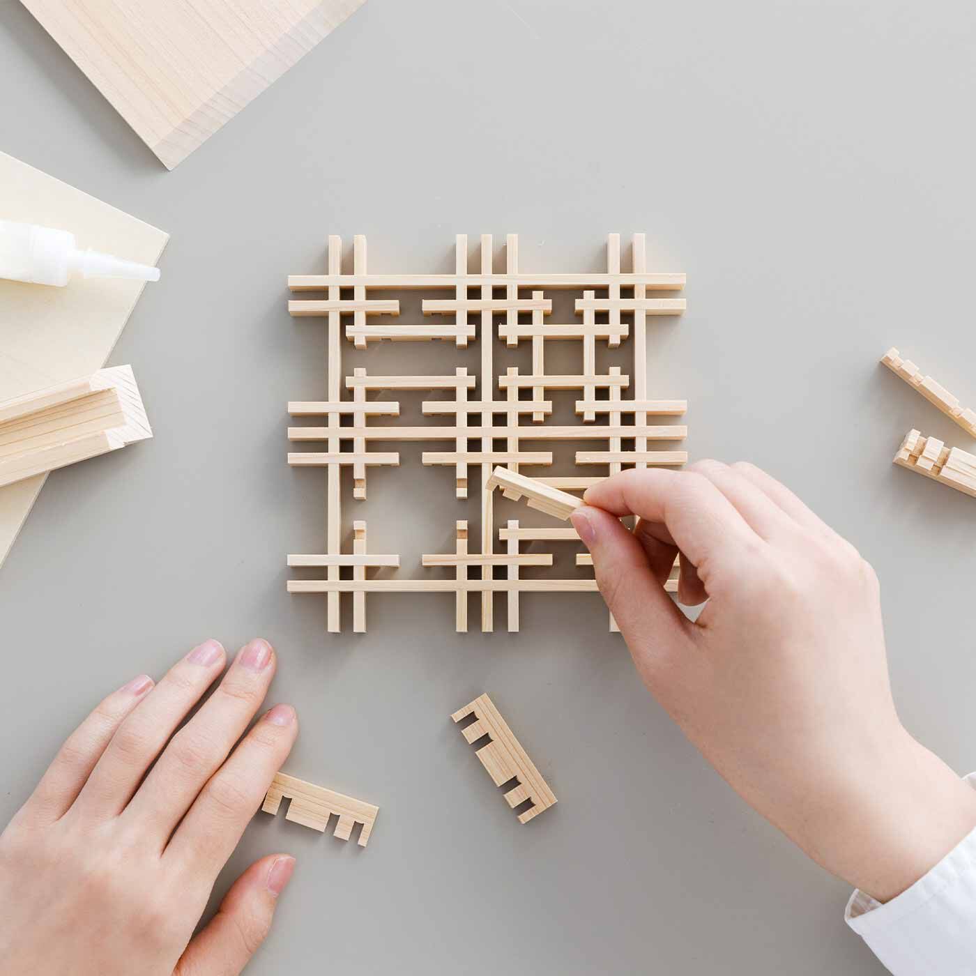 SeeMONO|建具職人さんと作った 組子細工のふた付き小物入れキットの会|パズルのように組み上げていきます。