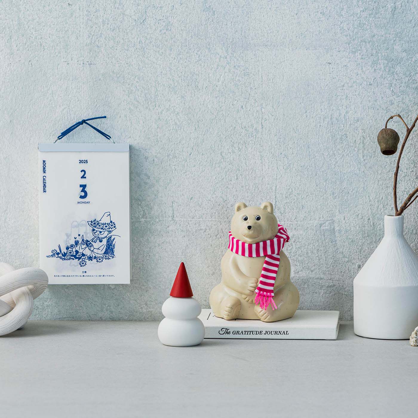 SeeMONO|数量限定生産 ピンクいろのマフラーを巻いたフィンランド生まれシロクマ貯金箱２０２４|おうちの一角に、北欧の空気をまとわせてくれる佇まい。