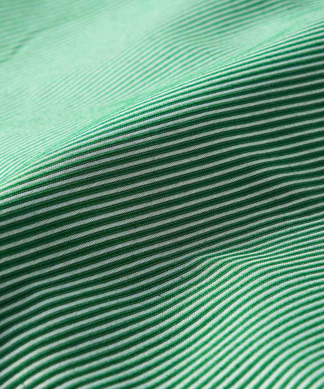 SeeMONO[シーモノ］|ジャカード織生地で作ったキャラメルみたいな形のポーチ〈ＰＩＮＫ　ＴＲＩＡＮＧＬＥ×ＧＲＥＥＮ　ＳＴＲＩＰＥ〉|グリーンと白の斜めストライプのジャカード織生地。