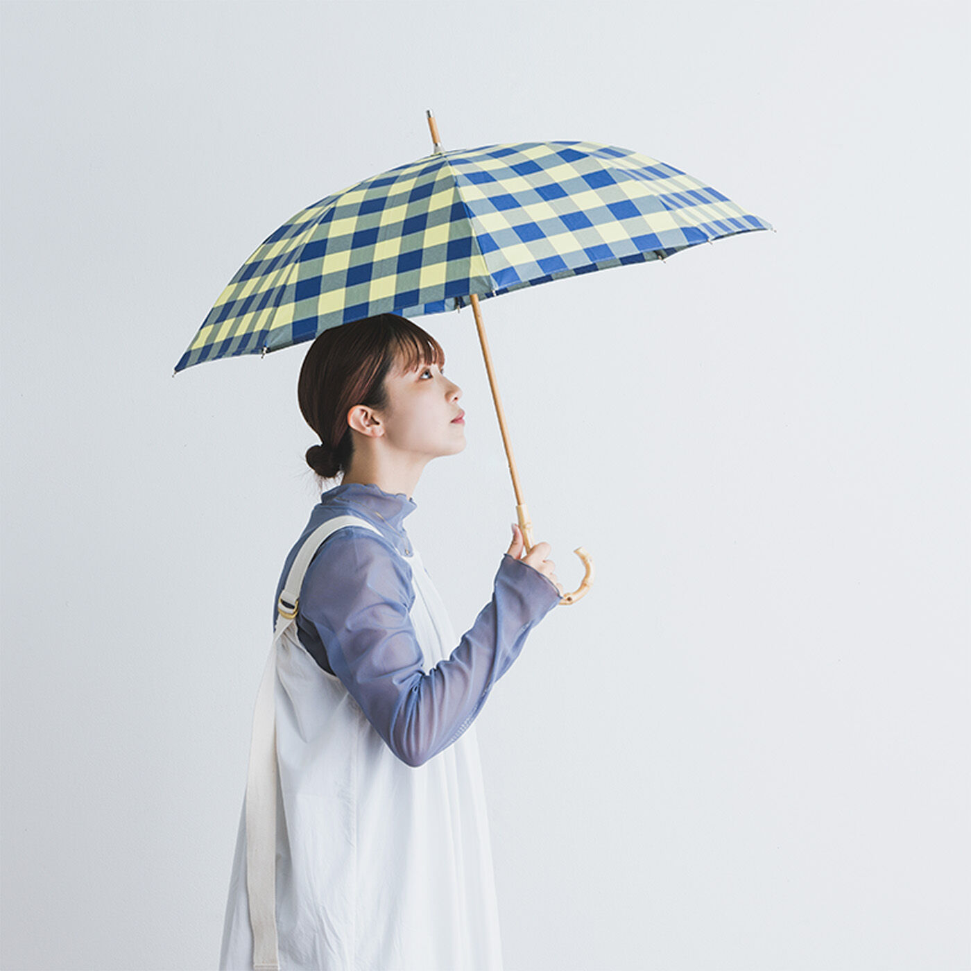 SeeMONO|コーディネイトも楽しくＵＶ対策　ギンガムチェックの晴雨兼用傘〈ＹＥＬＬＯＷ〉|竹材のシャフトで軽いのも魅力。元気なギンガムチェック柄で明るい印象に。