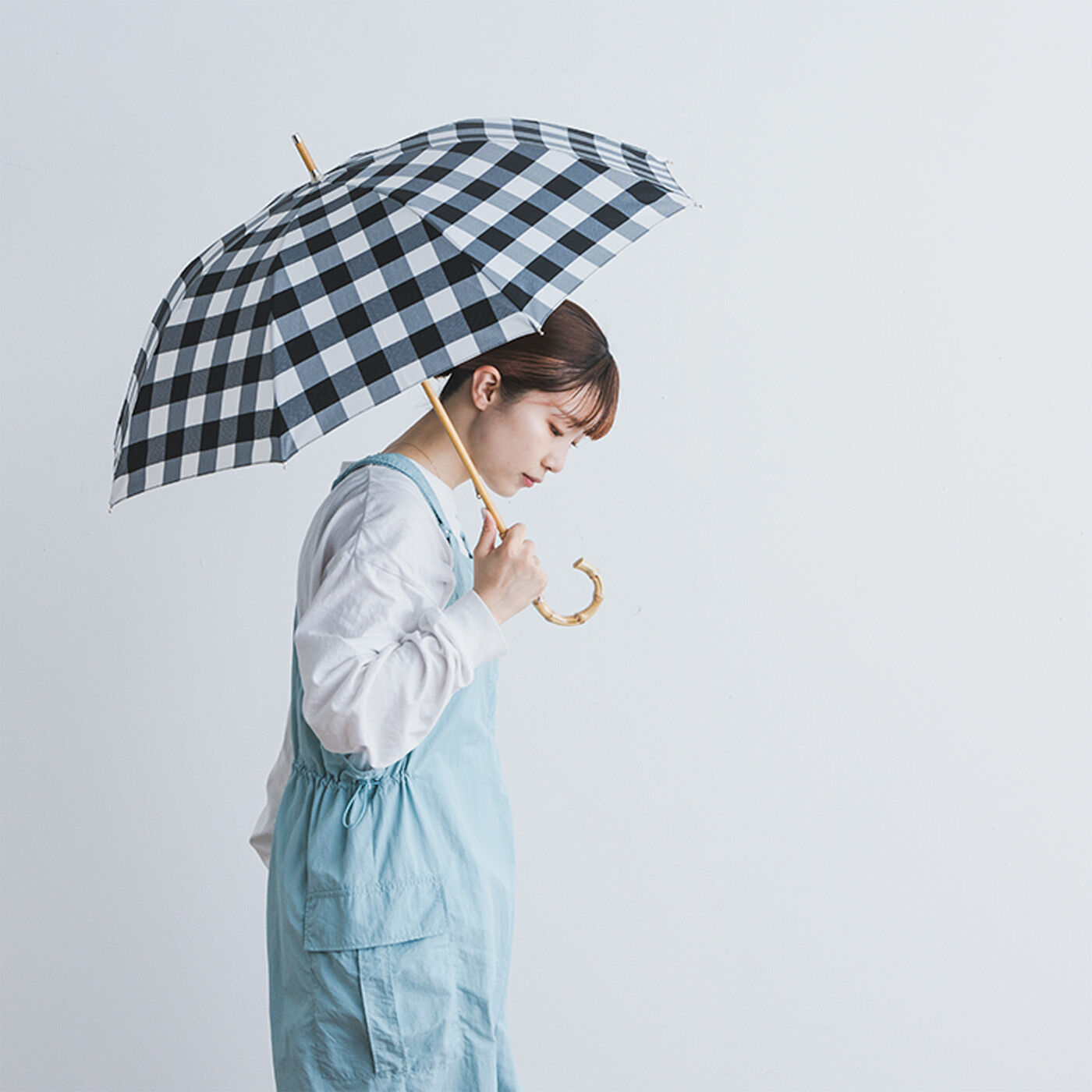 SeeMONO|コーディネイトも楽しくＵＶ対策　ギンガムチェックの晴雨兼用傘〈ＢＬＡＣＫ〉|竹材のシャフトで軽いのも魅力。元気なギンガムチェック柄で明るい印象に。