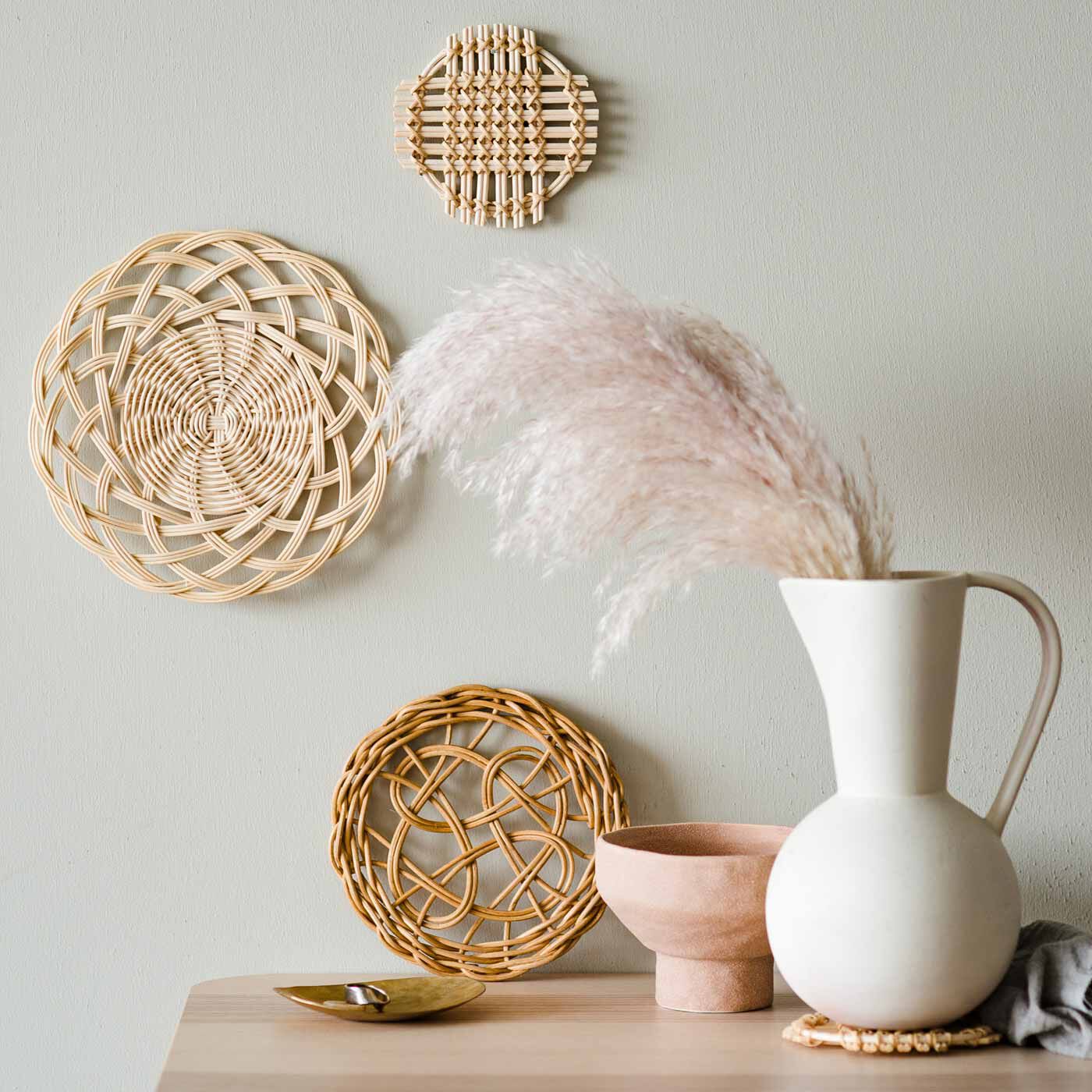 SeeMONO|堀川 波さんに教わる 籐編みの小皿＆コースターキットの会|インテリアとして壁に掛けて飾っても素敵です。