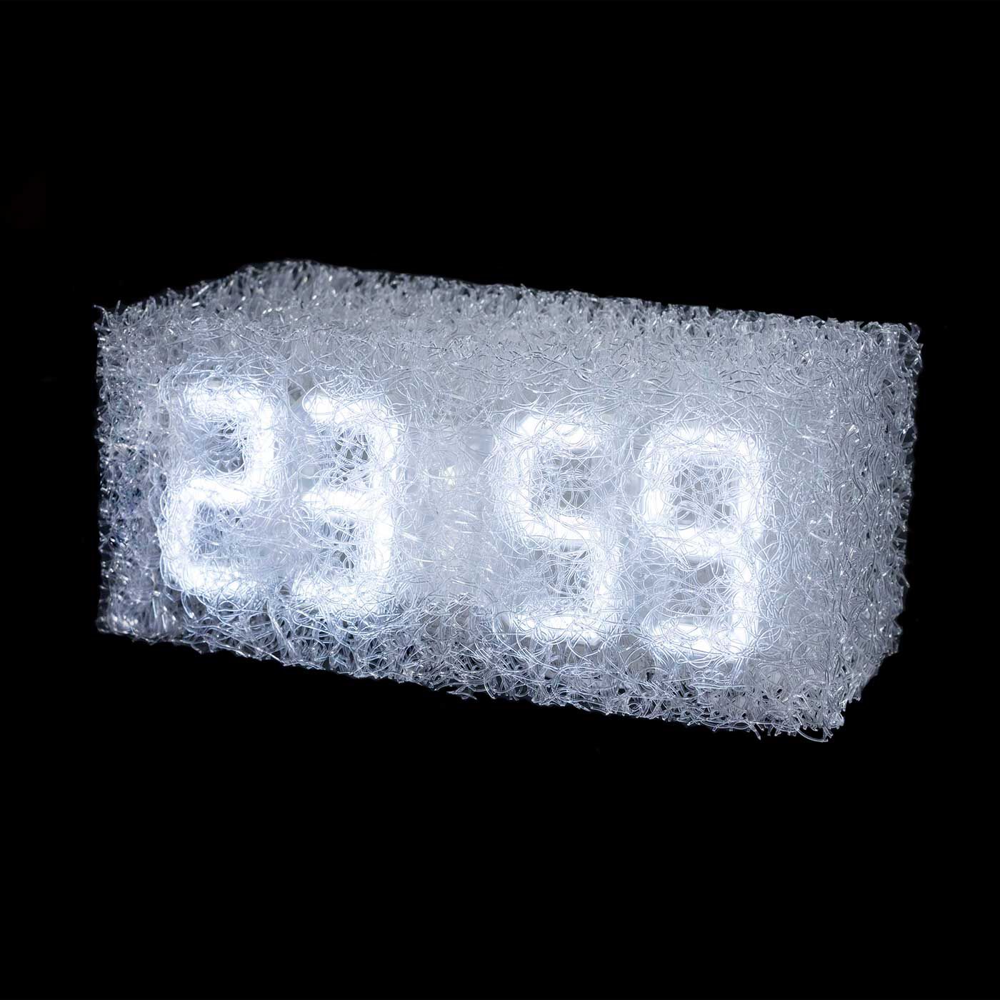 SeeMONO|日常をアートに変える　レトロフューチャーなデジタル時計／ＭＩＹＡＶＩＥ〈ミヤビエ〉|無機質な素材の中に浮かぶデジタルの数字がレトロフューチャーなデザイン。