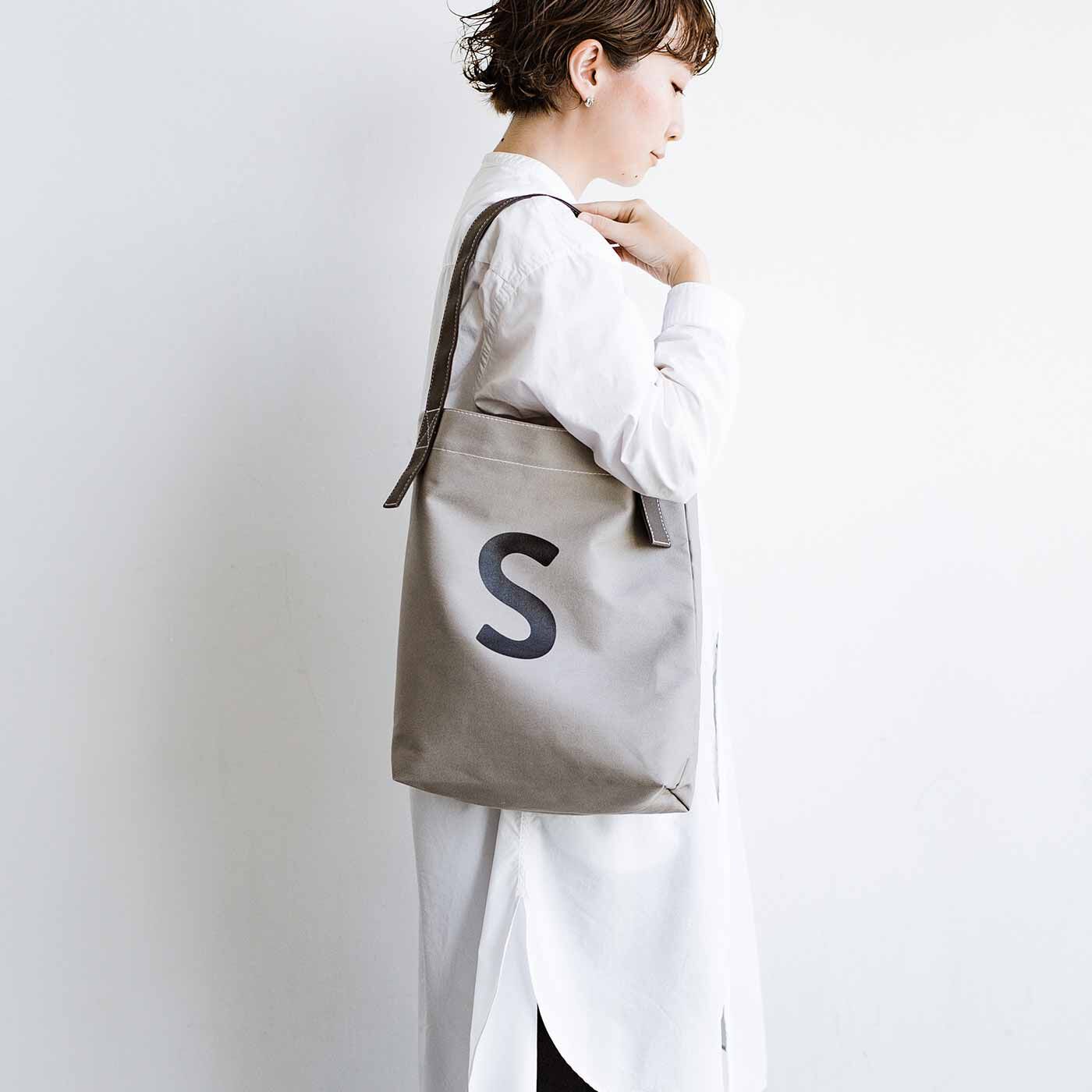 SeeMONO|お散歩にぴったりサイズ 倉敷帆布のワンループトートバッグ|グレートーンのシンプルなデザイン。秋冬の装いにもなじみます。