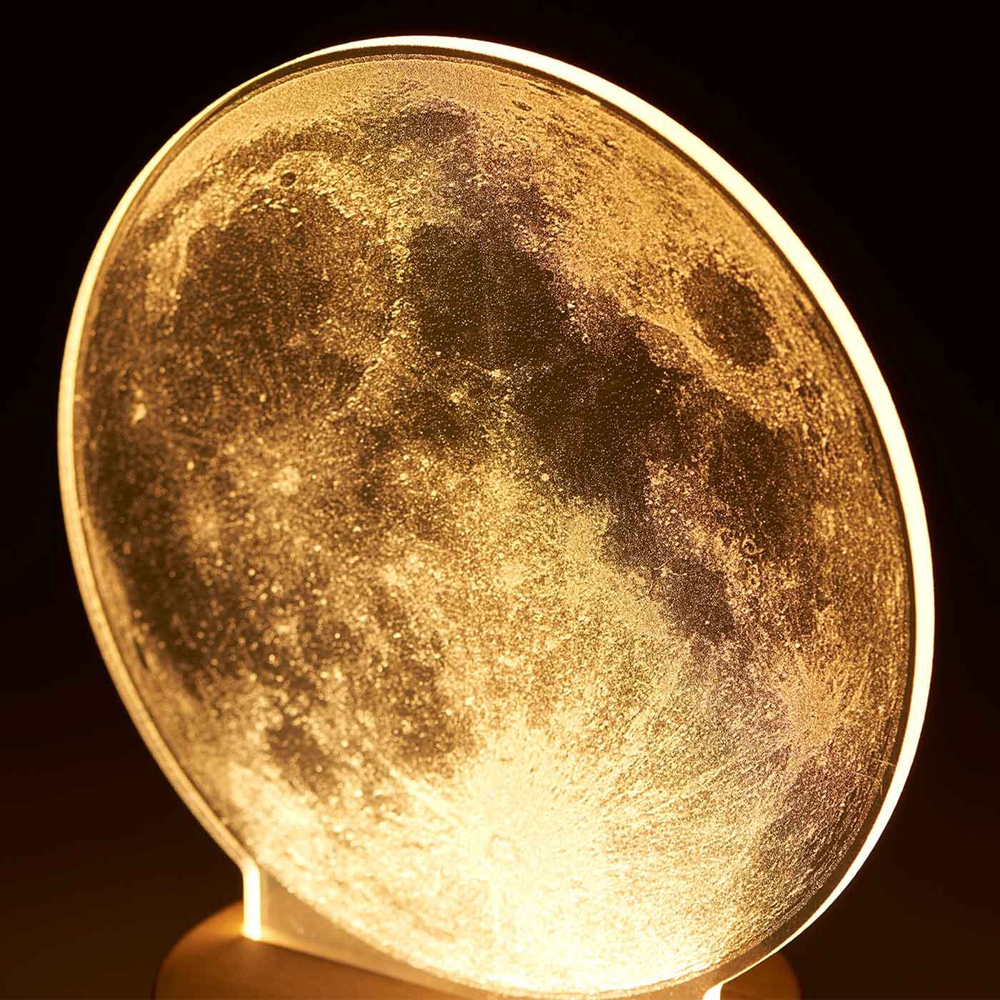 SeeMONO|月がお部屋をやさしく照らすＬＥＤライト|アクリル板に月の表面感をリアルに再現した繊細なタッチが、優しい光を演出します。