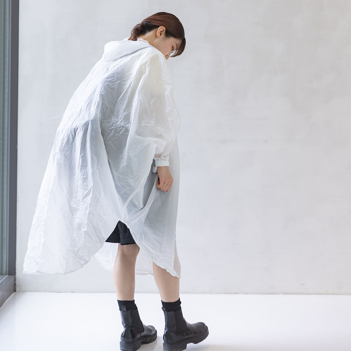 天気の変わりやすい季節に　コンパクトに持ち運べるレインポンチョ〈ＷＨＩＴＥ〉