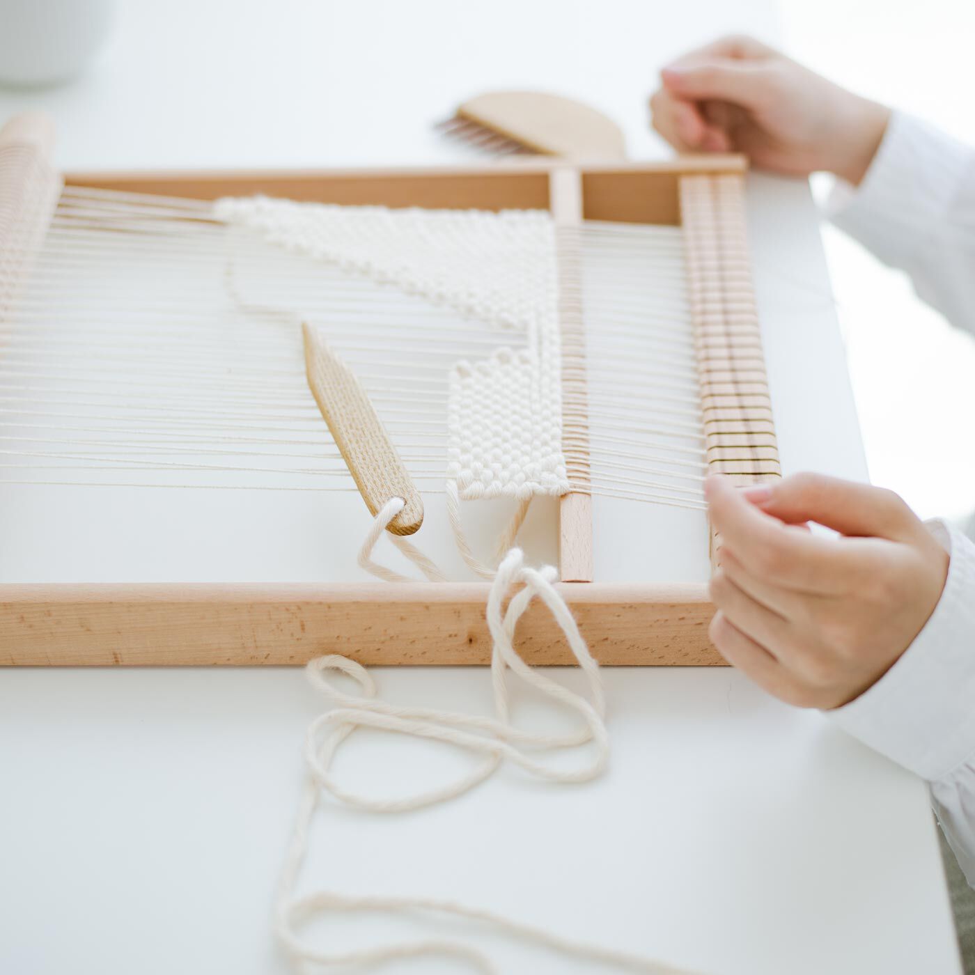 SeeMONO|置いてるだけでインテリアになる ドイツの木製織り機＆ひも用はさみのセット|新しい趣味はじめにぴったりの織り機です。