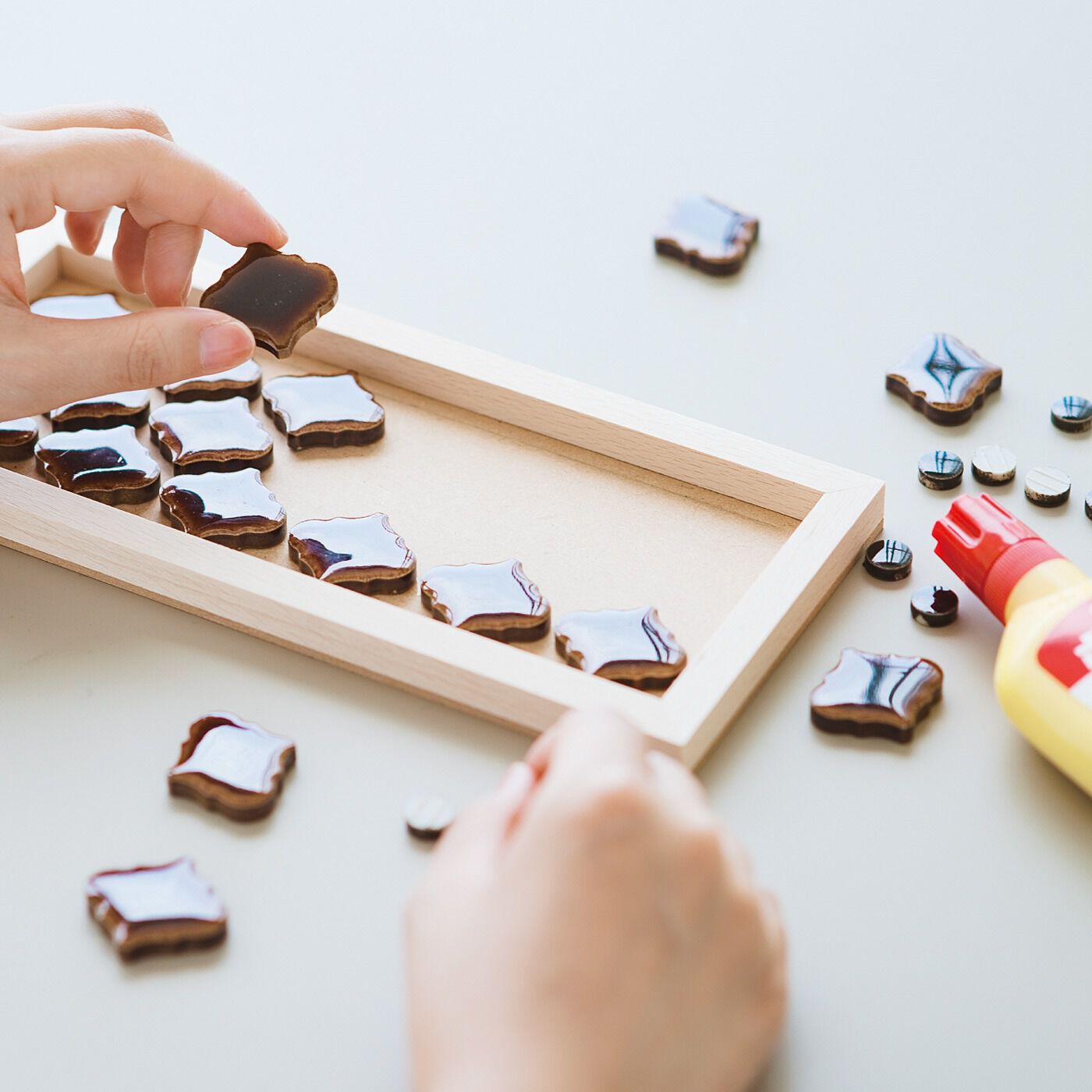 SeeMONO[シーモノ］|おうちで楽しいプチＤＩＹ　個性豊かなタイルで作る 細長いトレイキットの会|木工用接着剤でフレームを組み立て、タイルを貼り付けたら、水で溶いた目地材をすき間に塗りこんで完成。