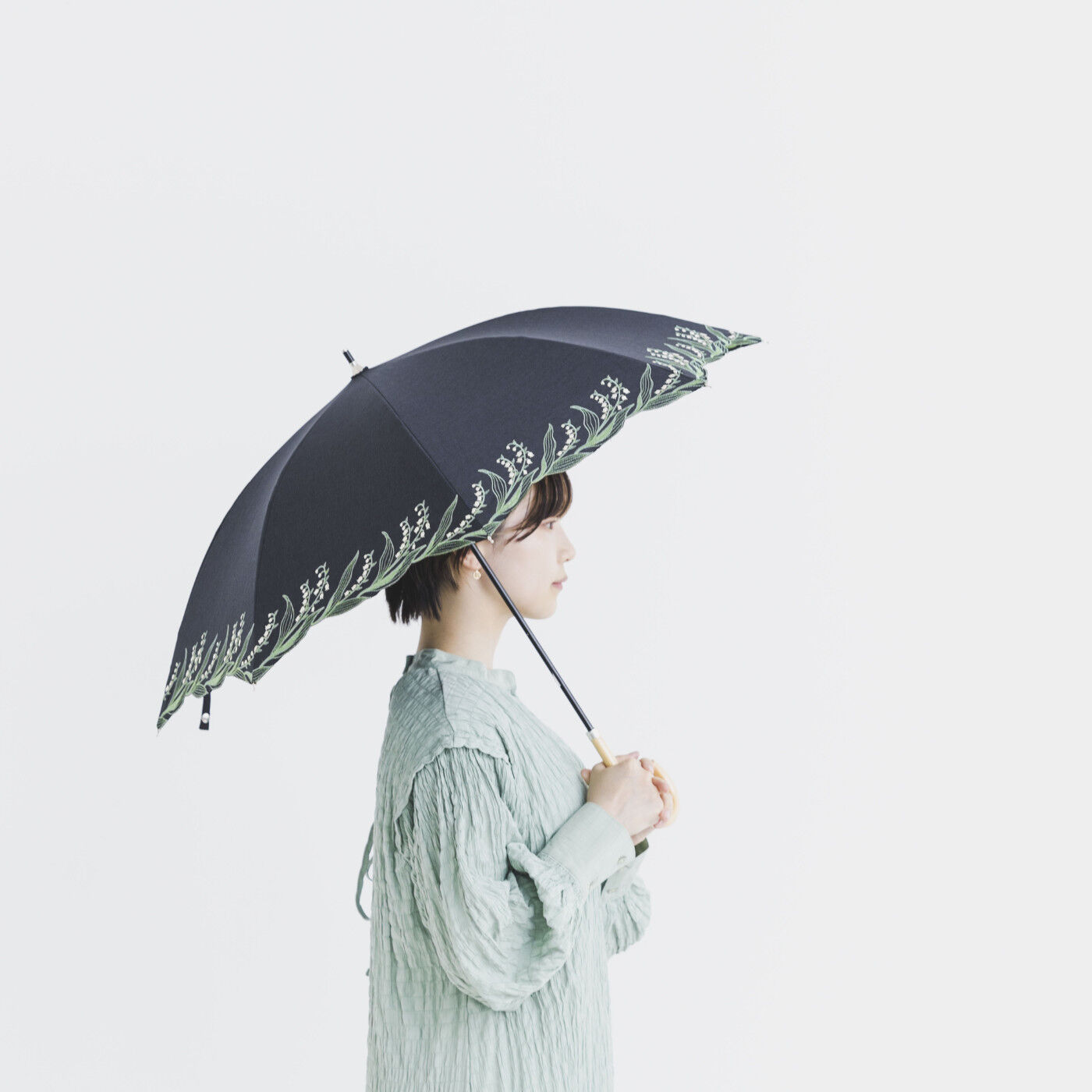 SeeMONO|繊細な刺しゅうが美しいスズランの晴れ雨兼用傘〈ＢＬＡＣＫ〉|スズランをあしらった刺しゅうの縁取りがポイント。
