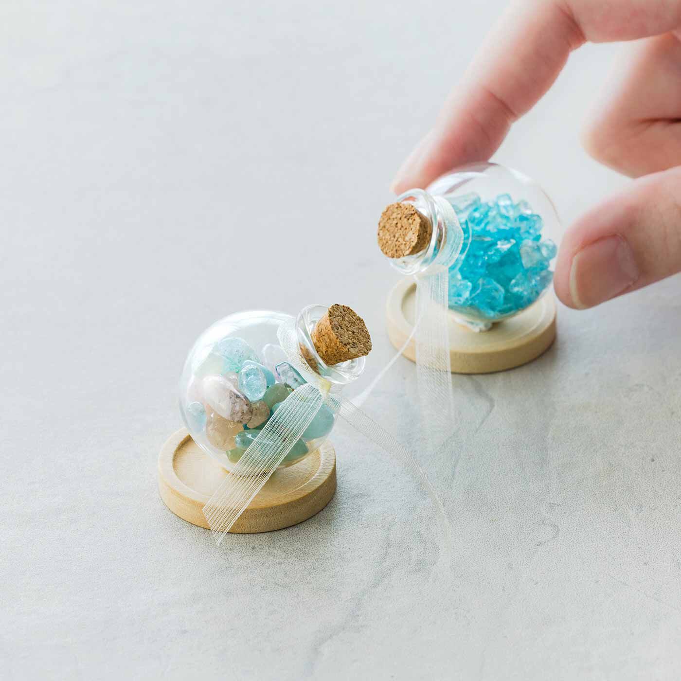 SeeMONO[シーモノ］|何が届くかお楽しみ 小さな天然石ボトルの会|レアな石入りの「ラッキーボトル」は、リボンが目印。
