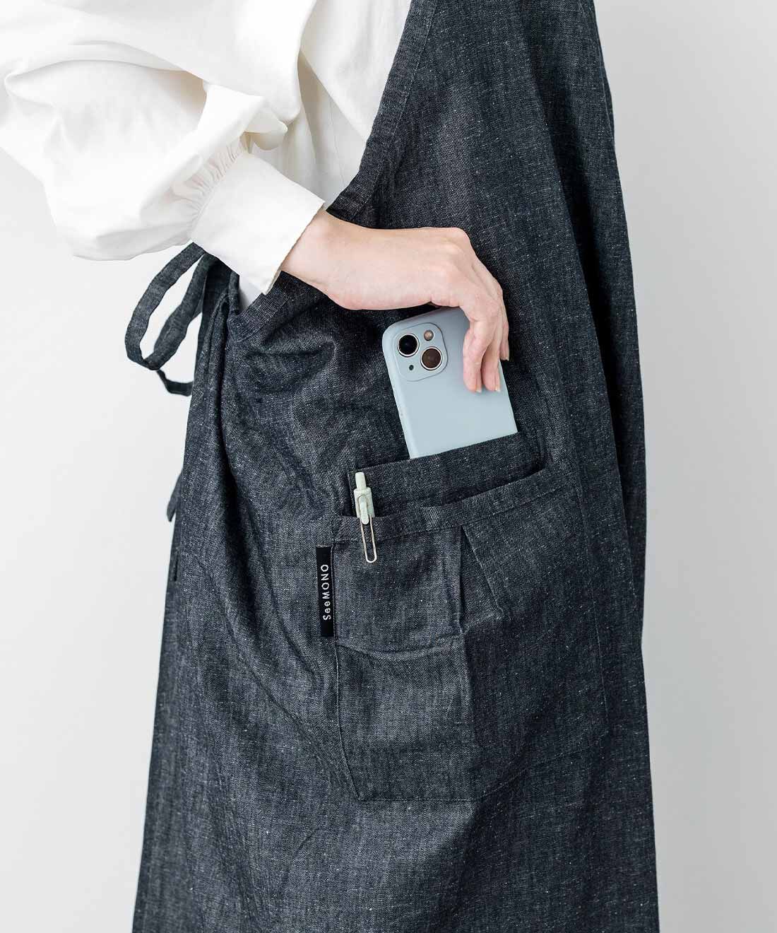 SeeMONO|そのままお買い物に行きたくなる 綿麻デニムのふんわりエプロン|二重ポケットはスマホがぴったり収まるサイズで、中で動かず安心。
