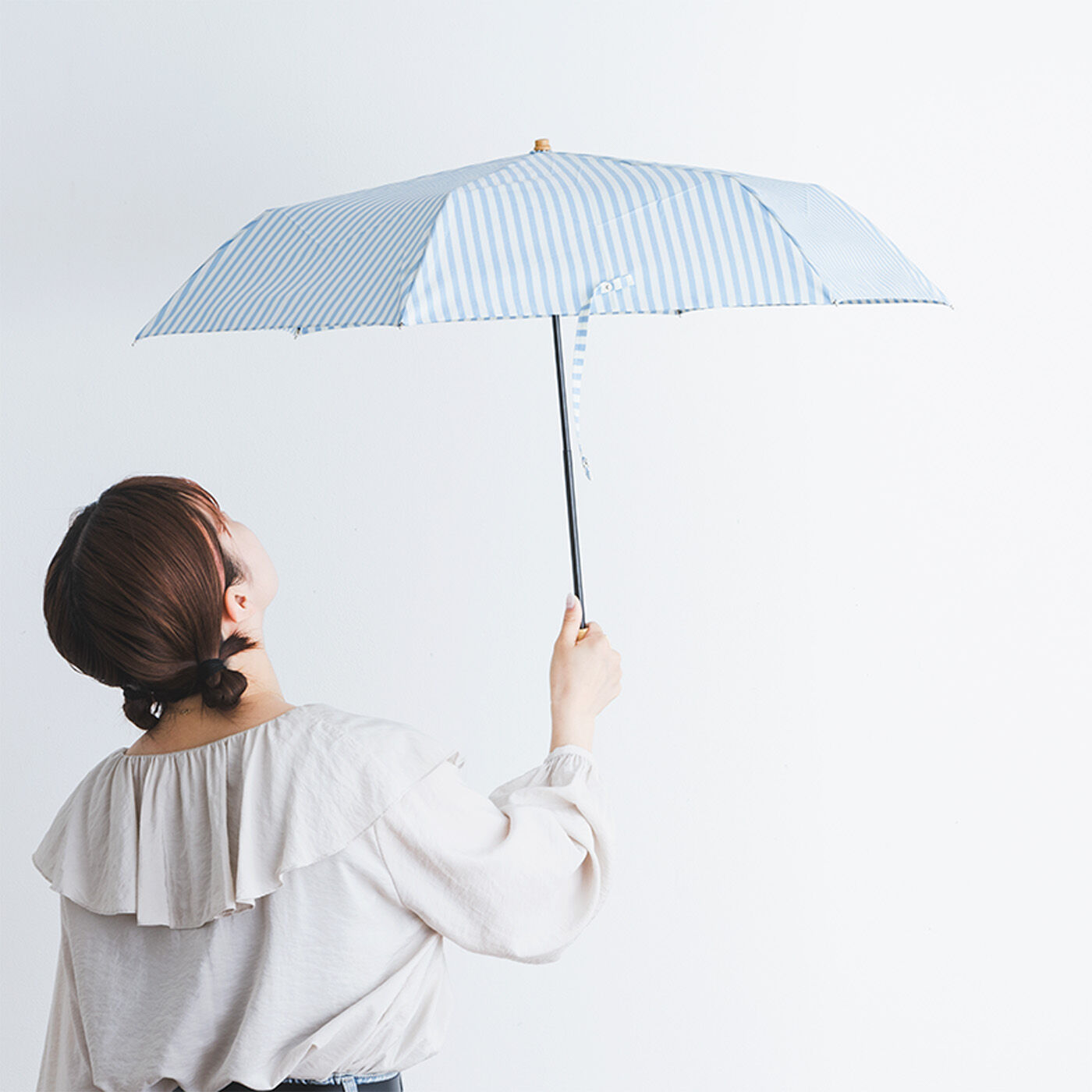 SeeMONO|涼しい顔でＵＶ対策　ストライプの晴雨兼用折り畳み傘〈ＳＡＸ　ＢＬＵＥ〉|サックスブルーのストライプが涼やか。