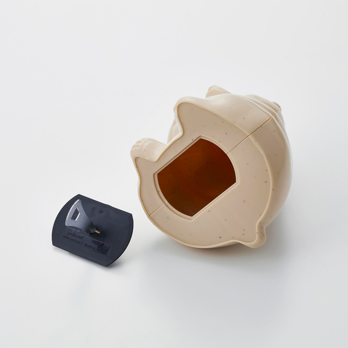 SeeMONO|数量限定生産 ピンクいろのマフラーを巻いたフィンランド生まれシロクマ貯金箱２０２４|貯金箱はおしりの下にある蓋、付属のに鍵を刺して回すと開けられます。