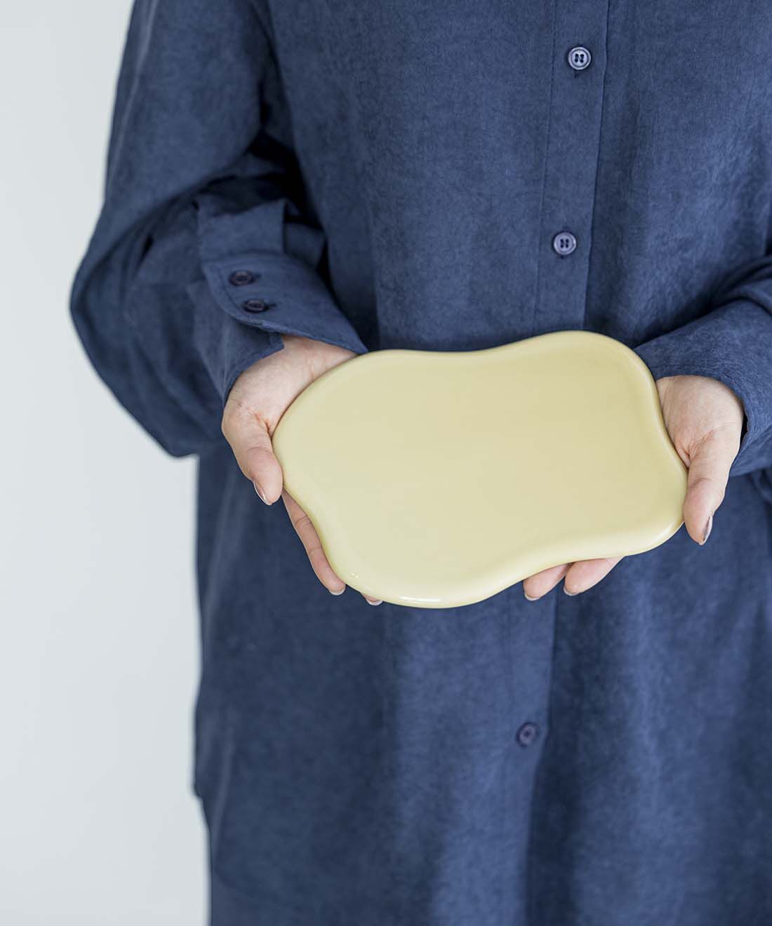 SeeMONO|アイスが溶けた様子をモチーフにした　有田焼のトレイ〈ＣＬＡＹ　ＢＥＩＧＥ〉|用途の広がる大きめサイズ。