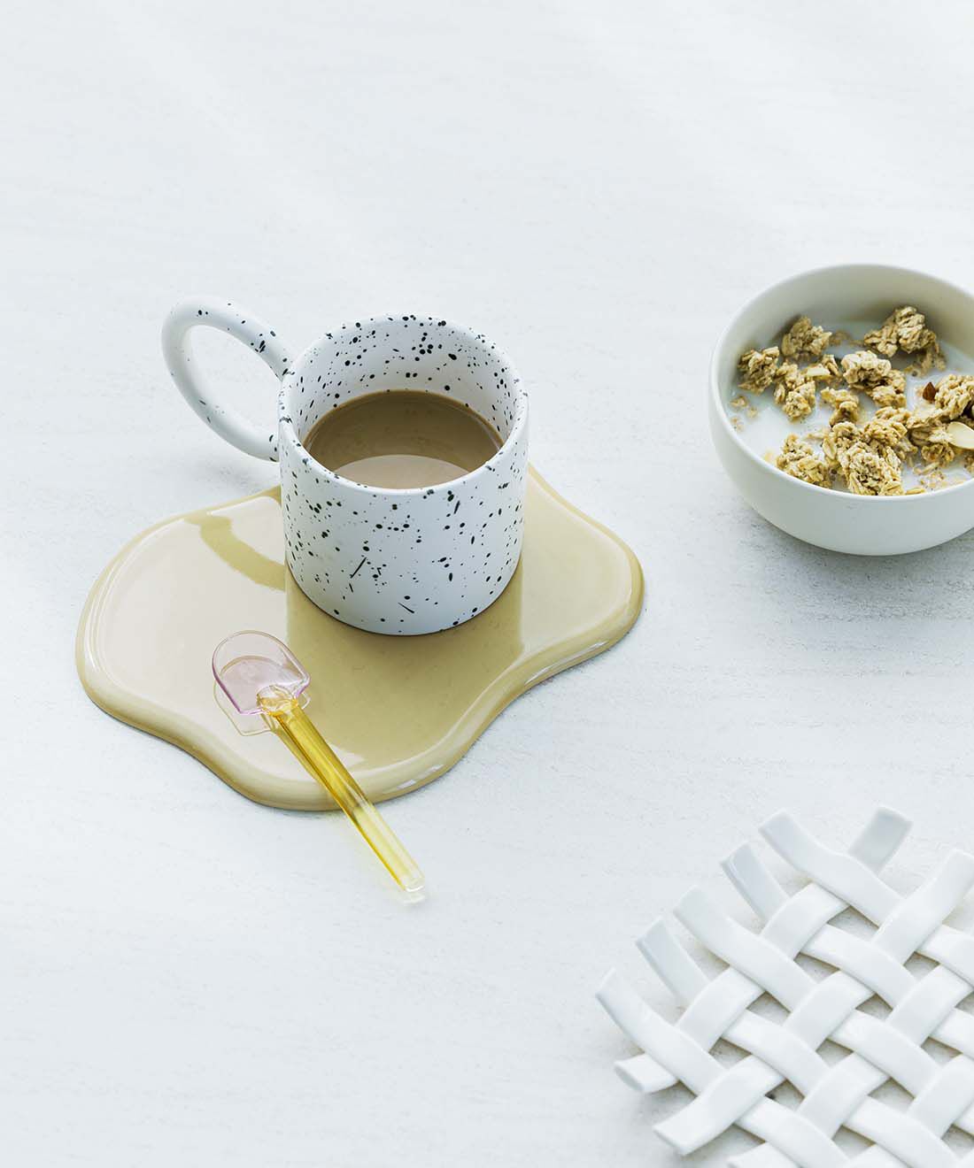 SeeMONO|アイスが溶けた様子をモチーフにした　有田焼のトレイ〈ＣＬＡＹ　ＢＥＩＧＥ〉|ティータイムに楽しい挿し色。