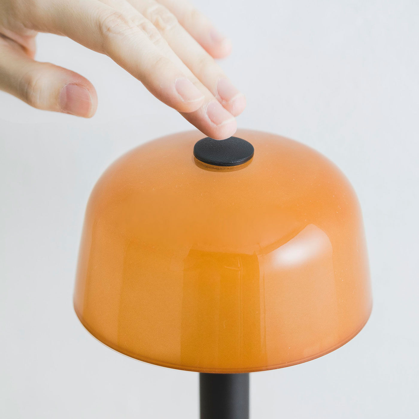 SeeMONO|北欧の長い夜に灯す　やさしい光のポータブルランプ〈オフホワイト〉／ローゼンダール社　コペンハーゲン
