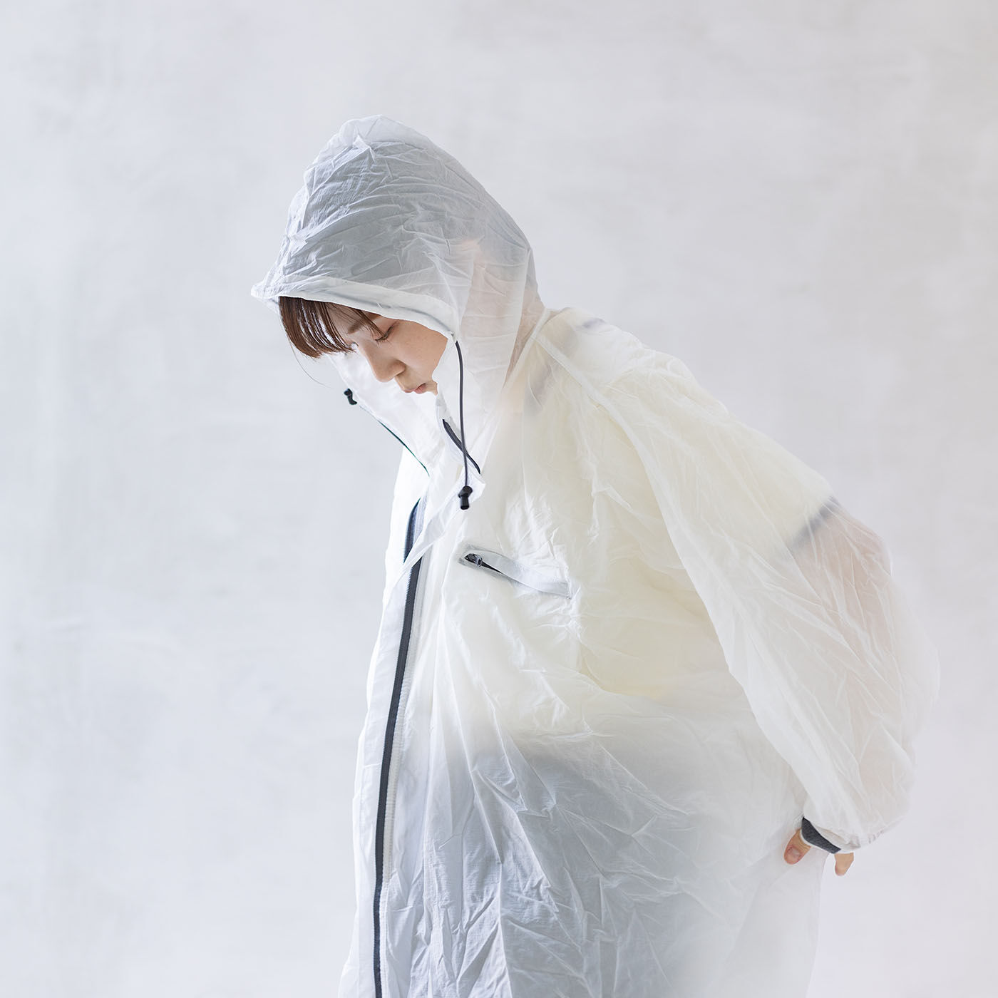 天気の変わりやすい季節に　コンパクトに持ち運べるレインポンチョ〈ＷＨＩＴＥ〉