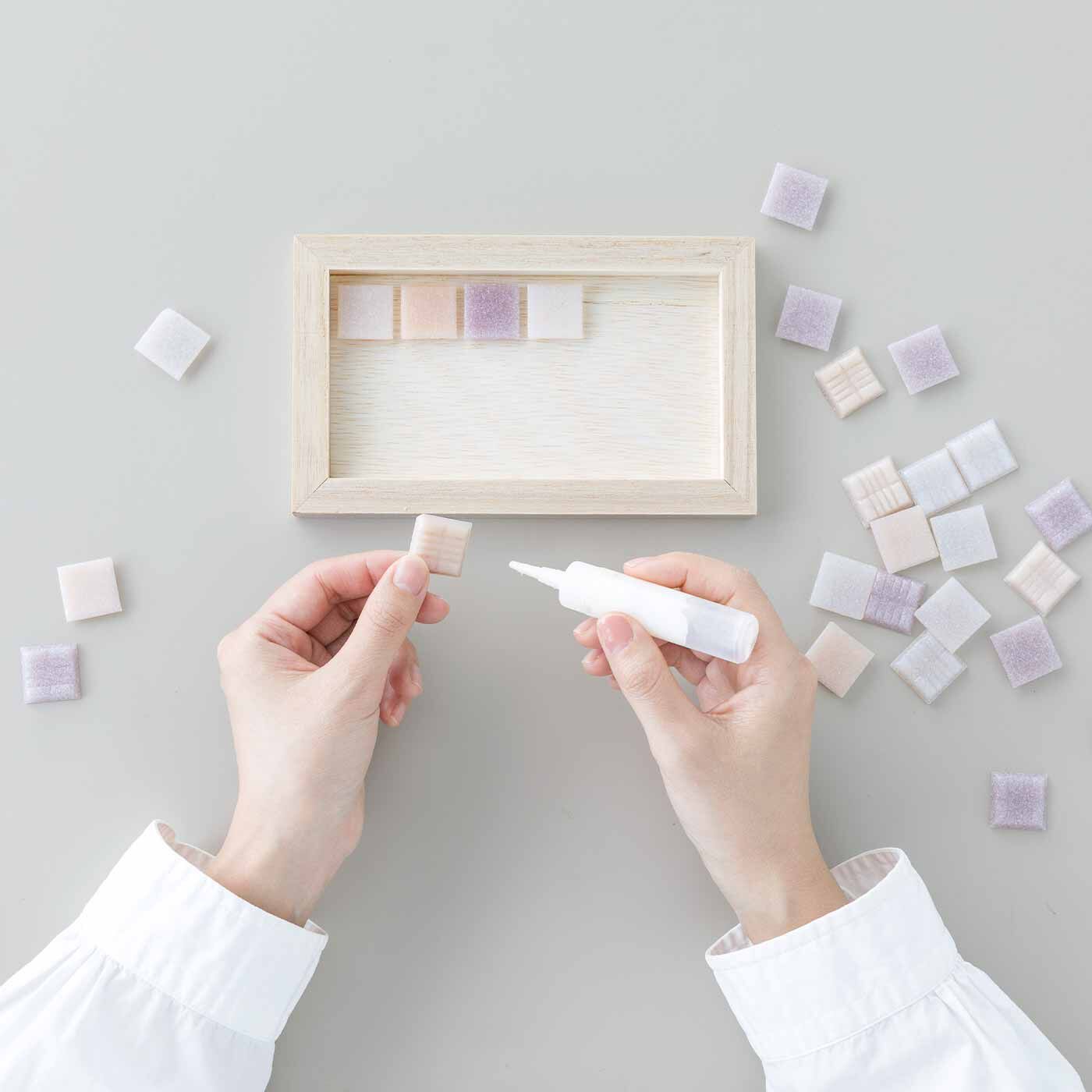 SeeMONO[シーモノ］|おうちで楽しいプチDIY ガラスタイルで作る ミニトレイキットの会|木工用接着剤でタイルを貼り付けます。
