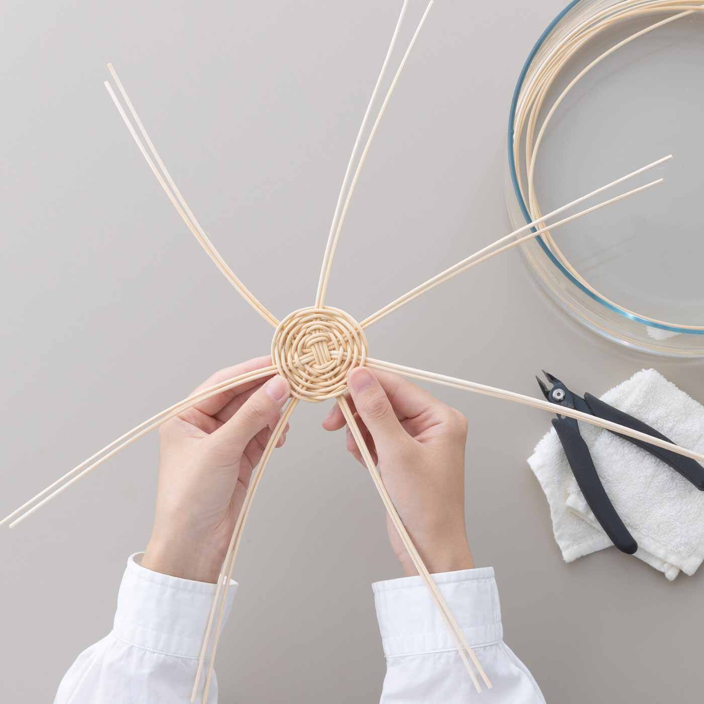 SeeMONO|堀川 波さんに教わる 籐編みの小皿＆コースターキットの会|工作気分で編み進めて。