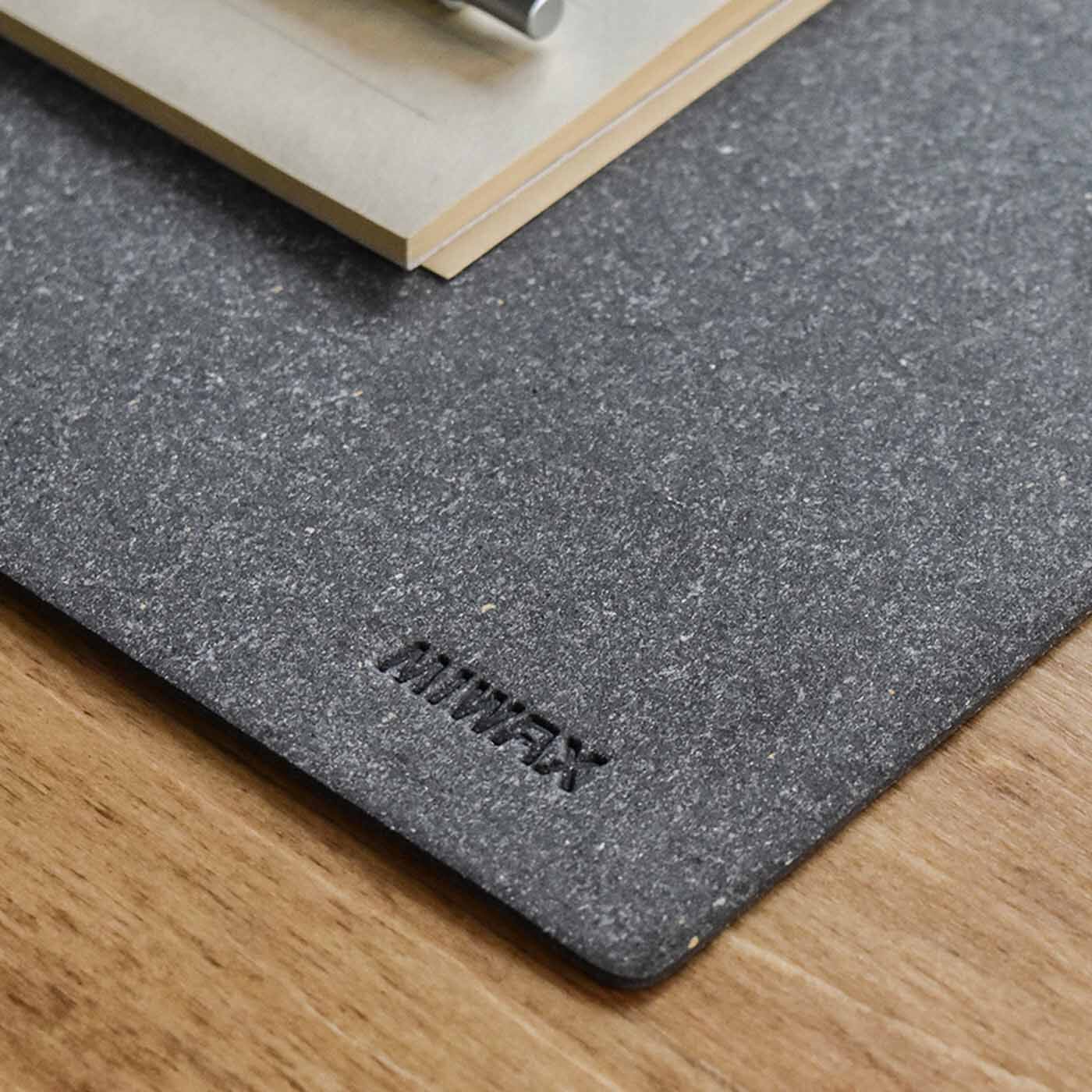 SeeMONO[シーモノ］|シンプルなワークスペースをかなえる　リサイクルレザーのデスクマット〈ＧＲＡＹ〉|適度に厚みとクッション性があります。