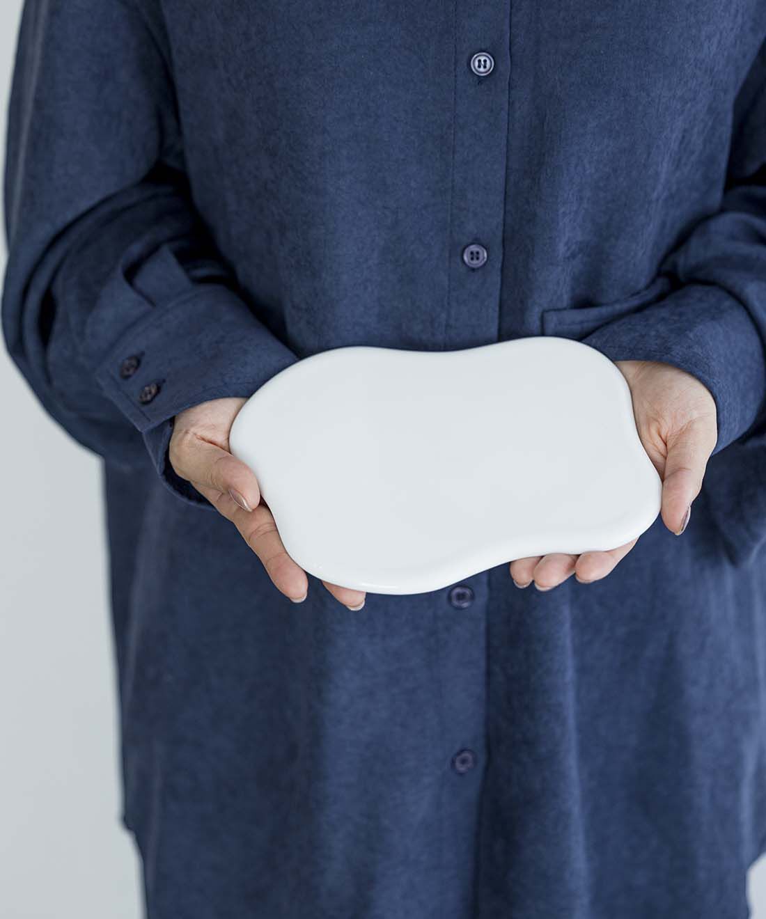 SeeMONO[シーモノ］|アイスが溶けた様子をモチーフにした　有田焼のトレイ〈ＷＨＩＴＥ〉|用途の広がる大きめサイズ。