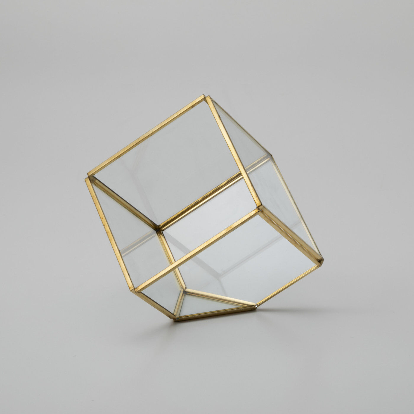 SeeMONO|お気に入りコーナーに飾りたい　ガラスのキューブ型ベース|幾何学な六面体がシンプルでかわいい。