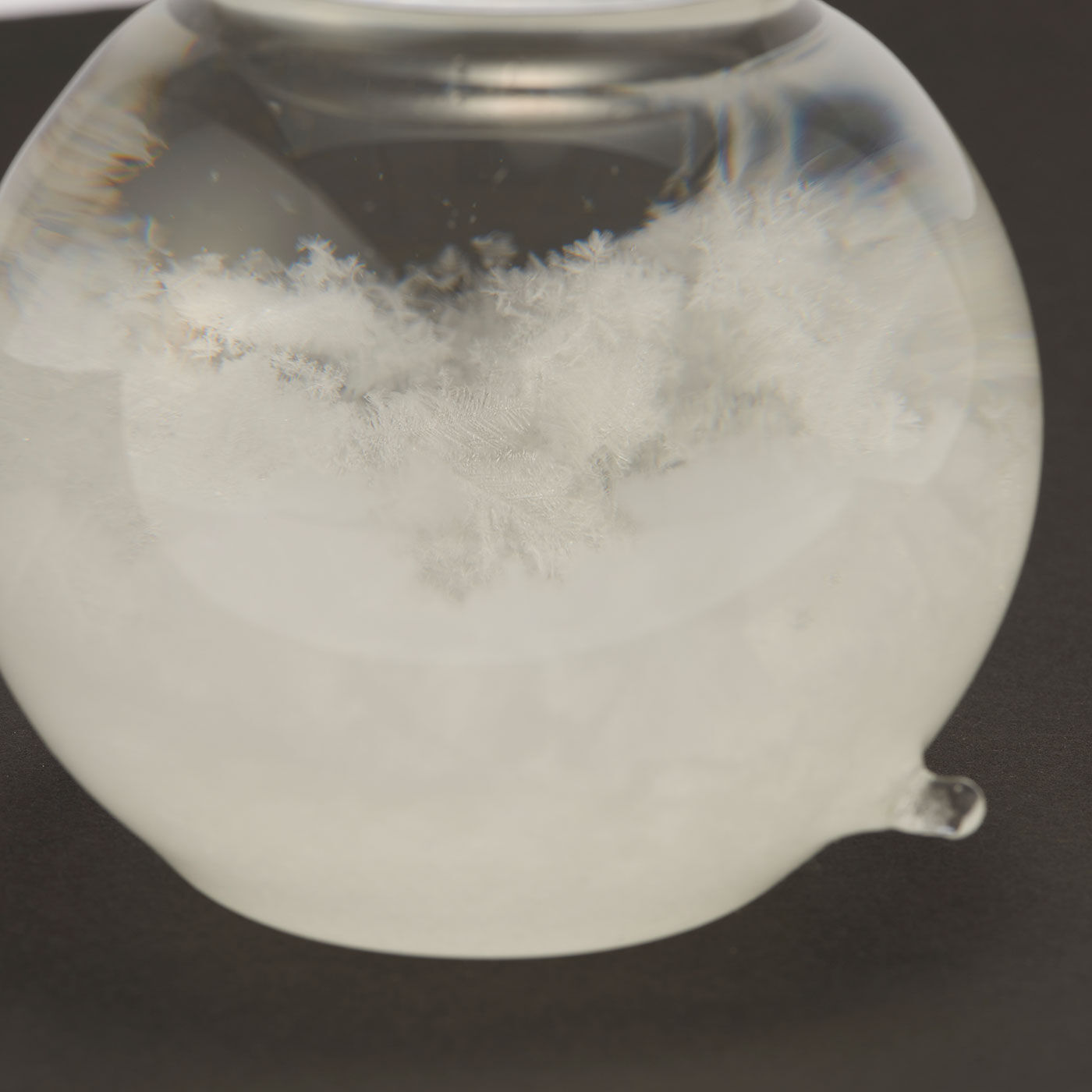 SeeMONO|結晶の変化が楽しみに 雪だるまの形をしたストームグラス|背面下部に小さな突起があります。
