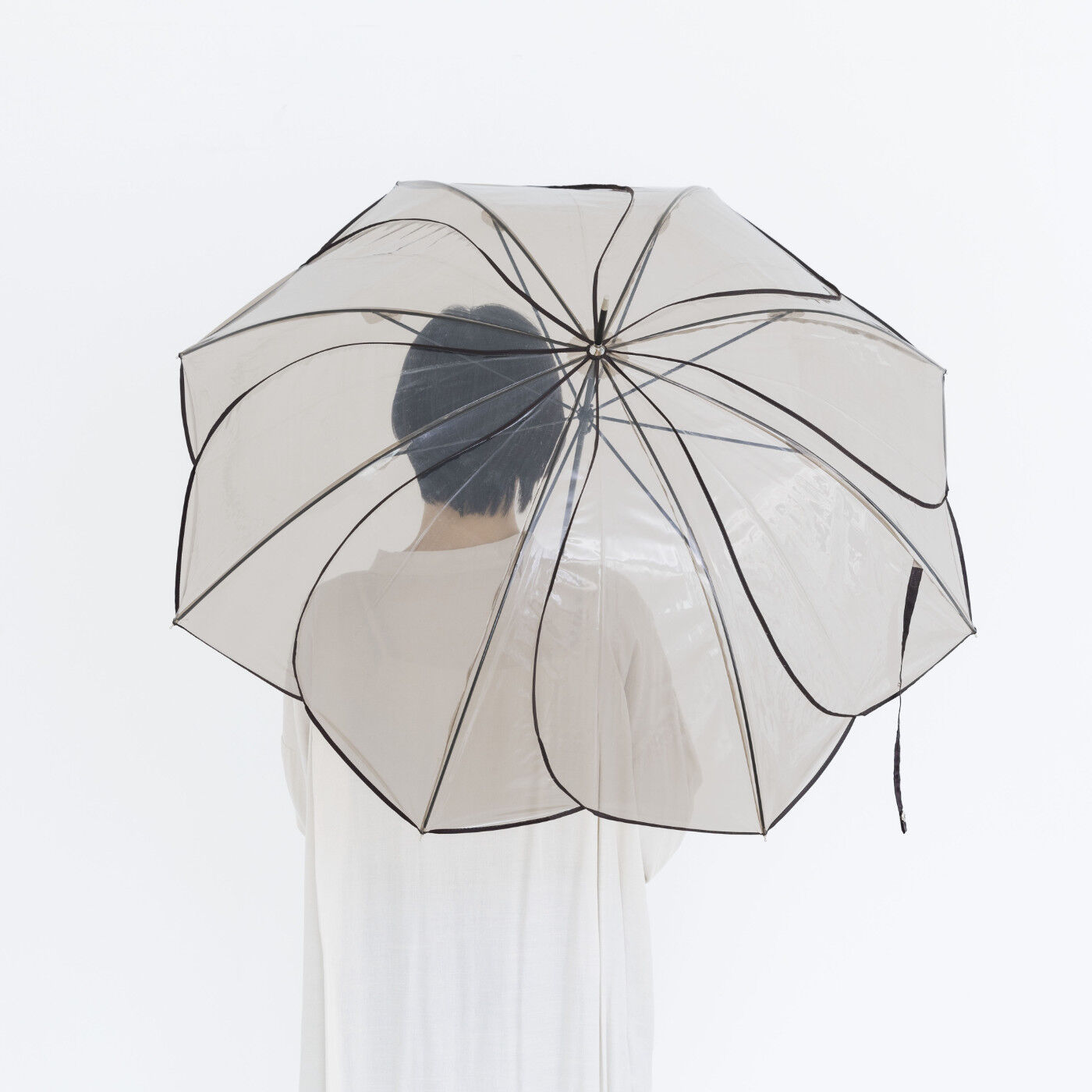 SeeMONO|気分も華やぐお花のビニール傘〈ＢＲＯＷＮ〉|シンプルなデザインがコーディネートを選ばず使えます。