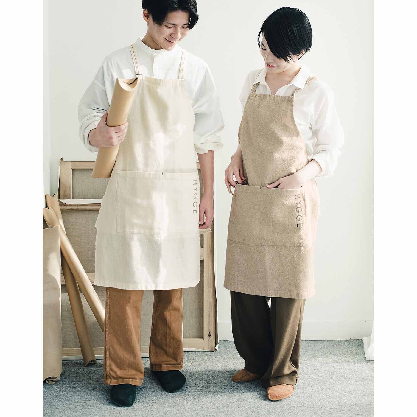 SeeMONO[シーモノ］|心地よいおうち時間 綿麻素材のHYGGEエプロン〈WHITE〉|お届けは、向かって左のWHITE。モデル身長：左169cm、右156cm