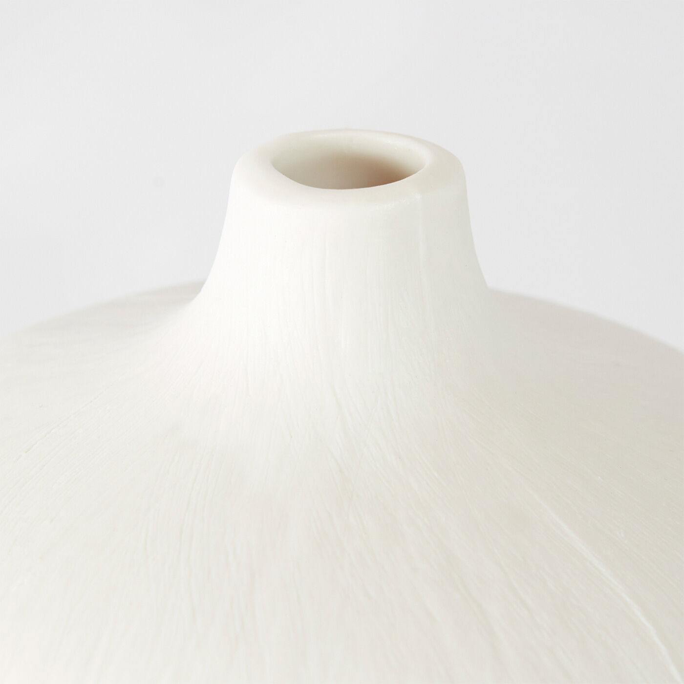 SeeMONO[シーモノ］|置くだけでやわらかい印象に　季節の植物を飾りたい磁器製のフラワーベース〈オニオン〉|一輪挿しとして使いやすい小さめな口径。