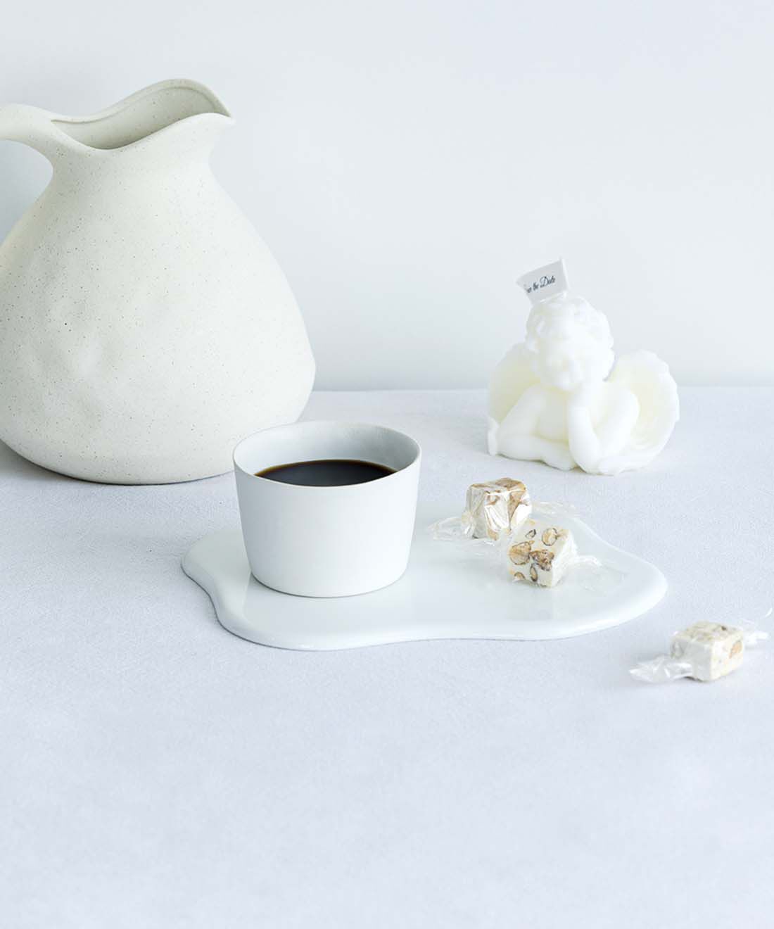 SeeMONO[シーモノ］|アイスが溶けた様子をモチーフにした　有田焼のトレイ〈ＷＨＩＴＥ〉|白い食器で統一すると洗練されたイメージに。