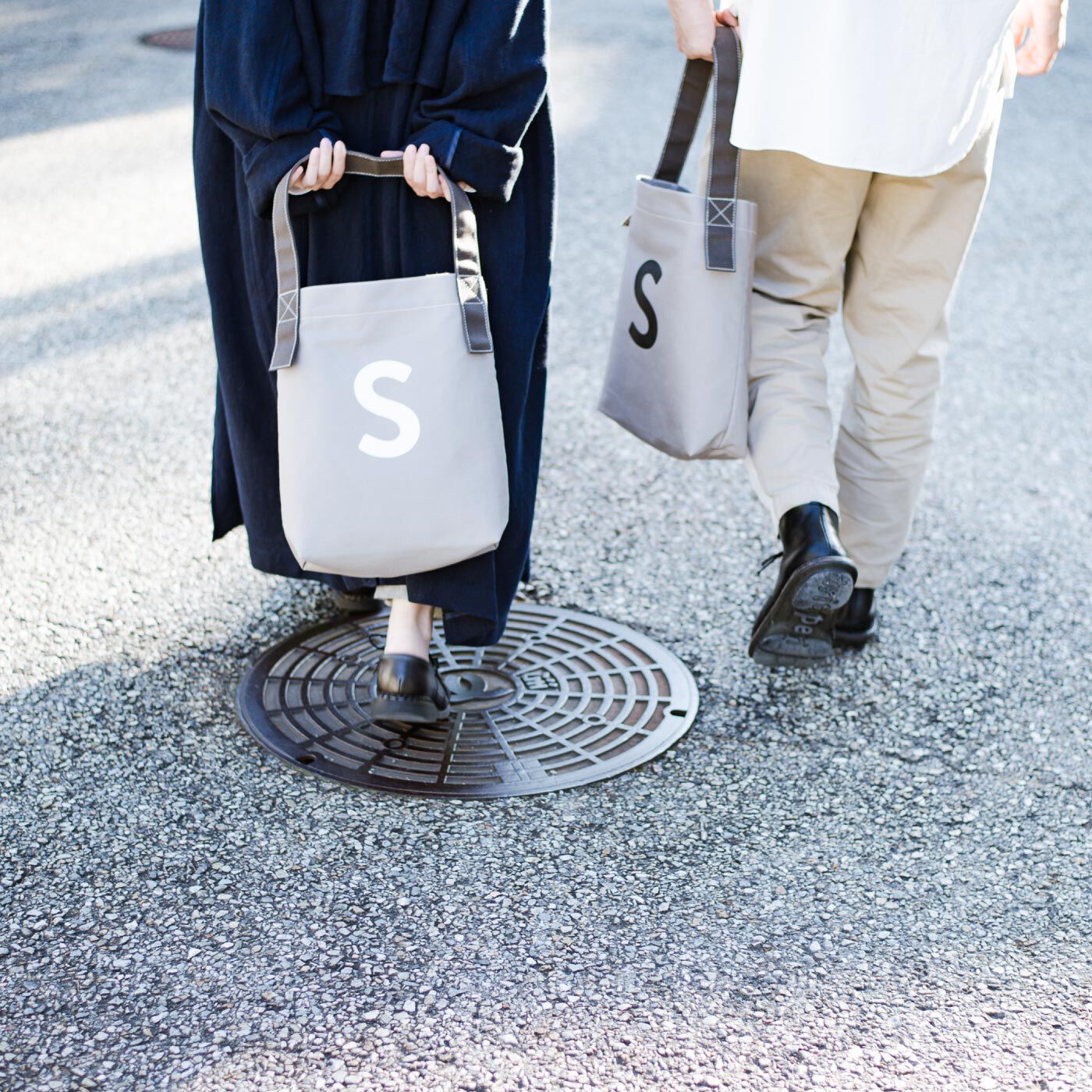 SeeMONO|お散歩にぴったりサイズ 倉敷帆布のワンループトートバッグ|ユニセックスなデザインは家族やカップル、友人同士で一緒に使っても。