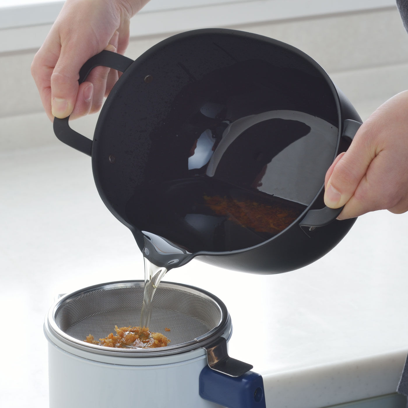 FELISSIMO PARTNERS|コロンとしたデザイン　アイカタ　鉄製揚げ鍋|握りやすい取っ手で移し替えも楽々。