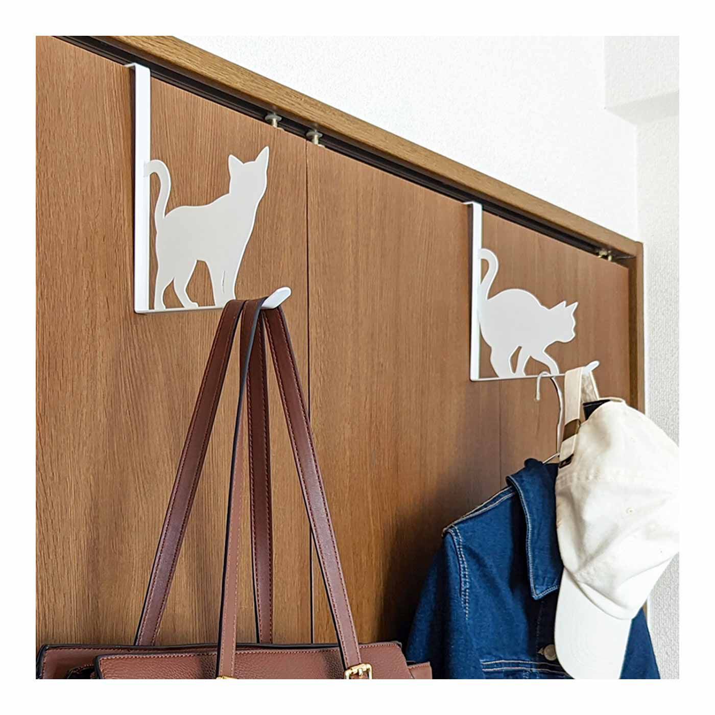 FELISSIMO PARTNERS|まるで猫がいるみたい 癒やしのキャットドアフック|耐荷重は4kg。バッグをそのまま掛けてもOK。