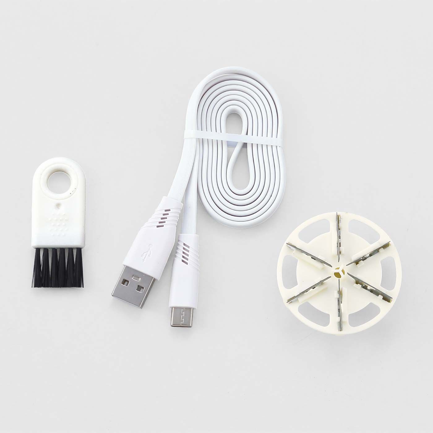 FELISSIMO PARTNERS|Toffy 明かりが灯るかわいい毛玉リムーバー|掃除用ブラシと専用USBケーブルが付属。交換ができる替え刃も付いています。