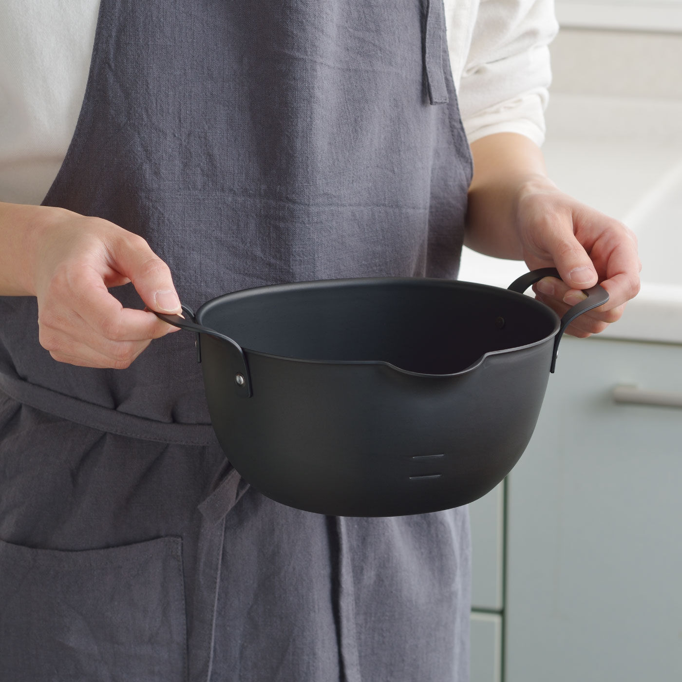 FELISSIMO PARTNERS|コロンとしたデザイン　アイカタ　鉄製揚げ鍋|小ぶりでも深さがあるので調理時の油のハネを防ぎます。