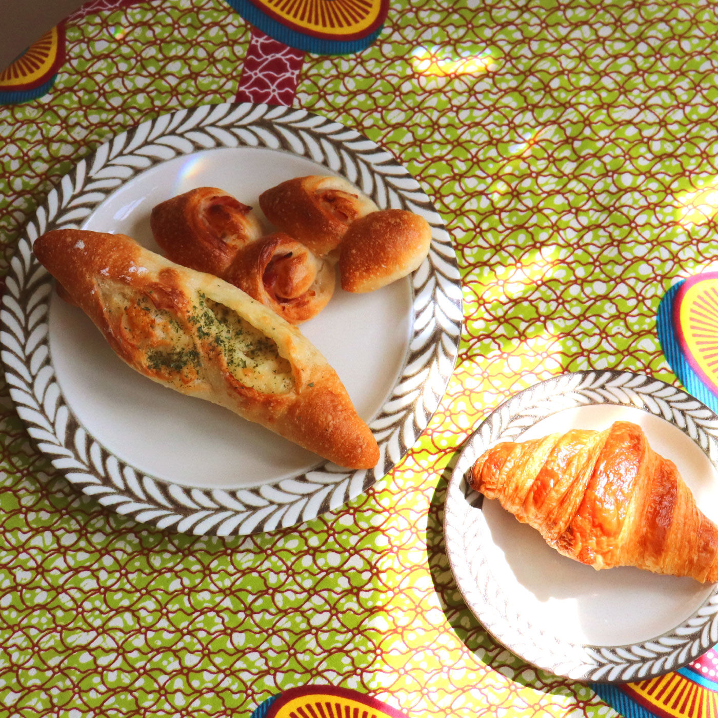 FELISSIMO PARTNERS|葉っぱのかんむりみたいなレリーフがかわいい　ブロウ　ミート皿とパン皿