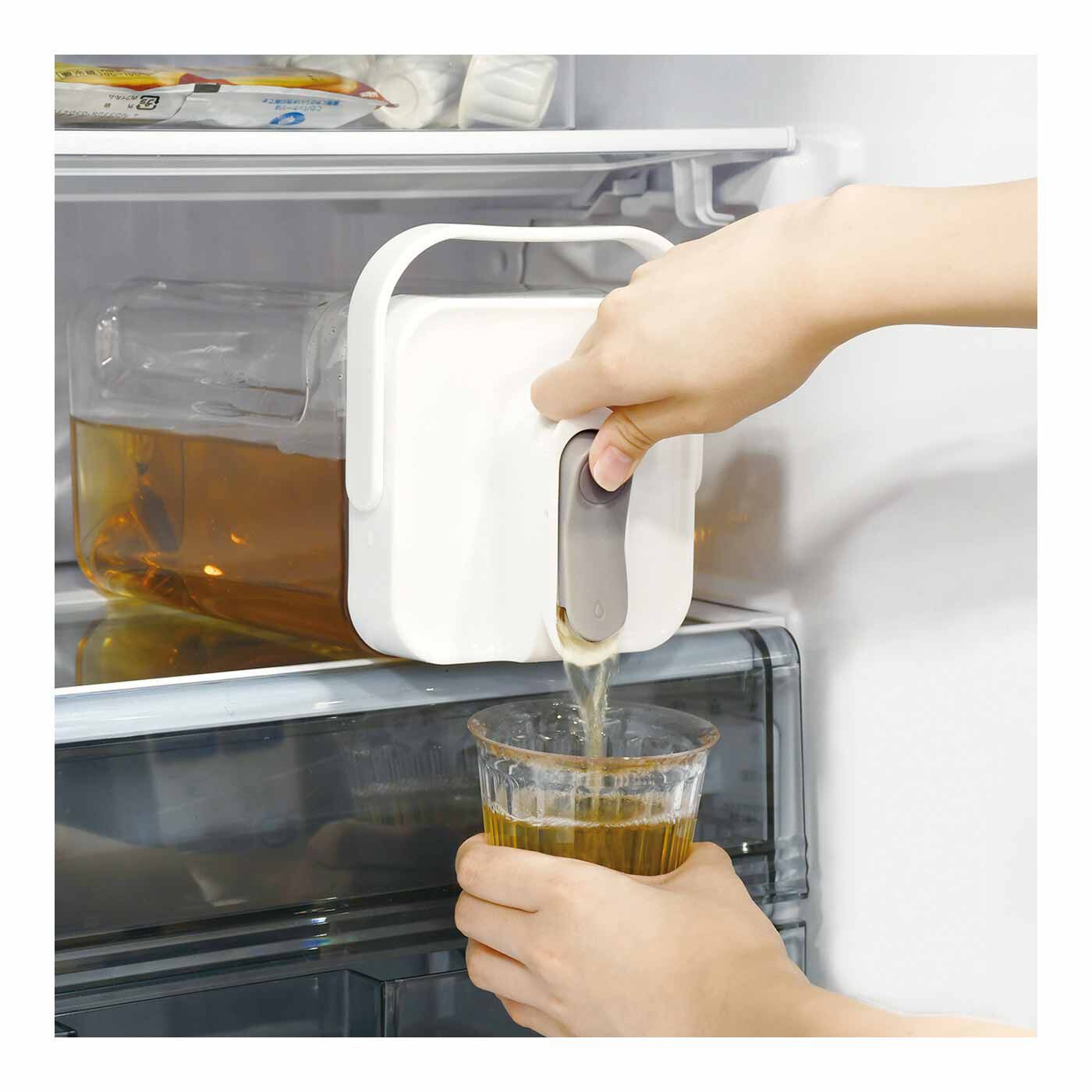 FELISSIMO PARTNERS|アウトドアにも便利！ 冷蔵庫に入れたまま注げる 大容量の冷水ポット〈3.5L〉|注ぎ口にはロック機能付き。注ぎ口を開けたままロックすると、連続的に注ぐこともできます。