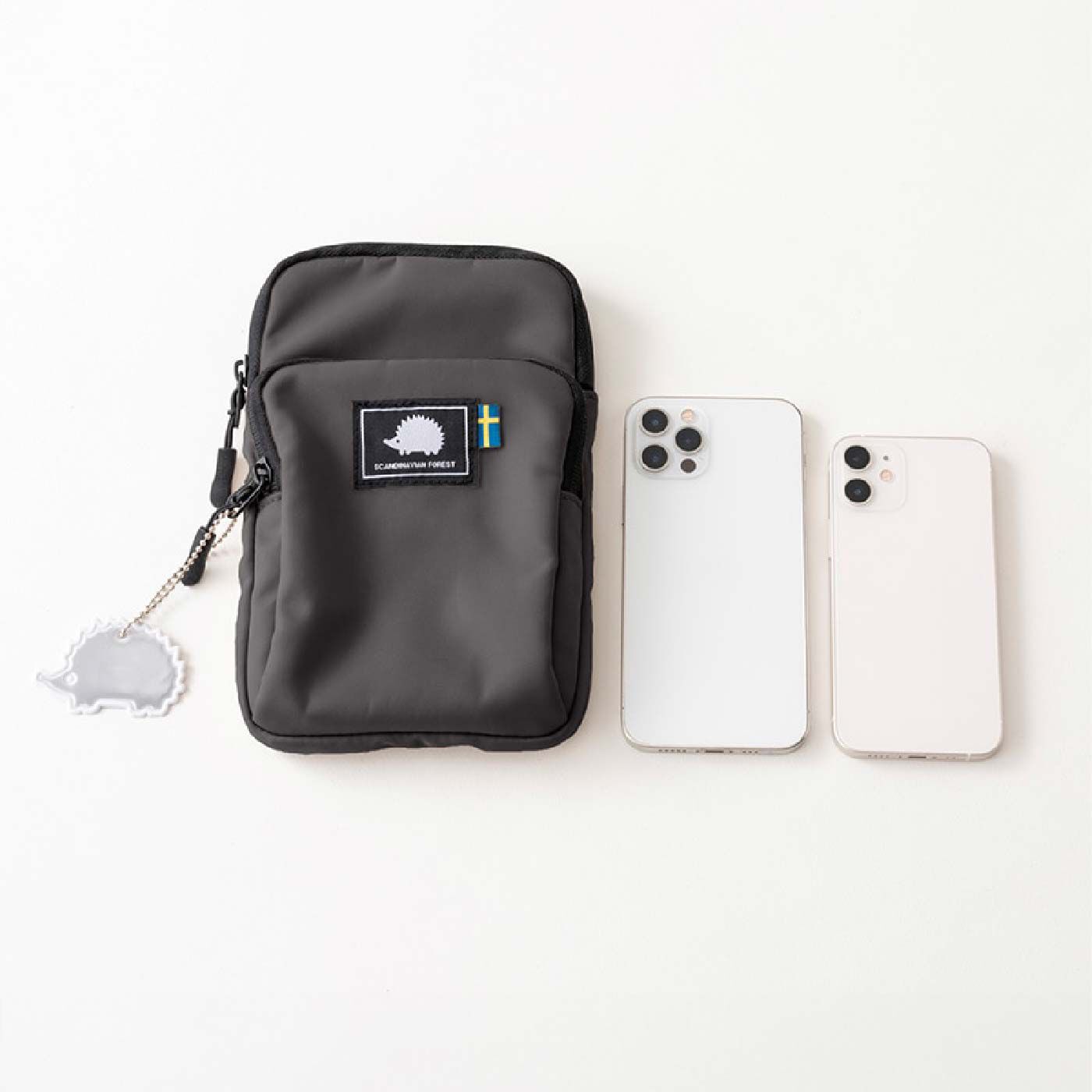 FELISSIMO PARTNERS|スカンジナビアンフォレスト　ハリネズミがかわいいスマホショルダー|ショルダーを取り外してポーチとして使うこともできます。
