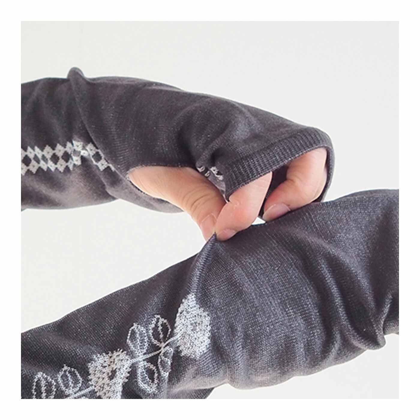FELISSIMO PARTNERS|かわいい手もとでお出かけ おさんぽアームカバー〈ミドルサイズ〉|親指の穴が空いているので脱げにくく、動かしやすい。