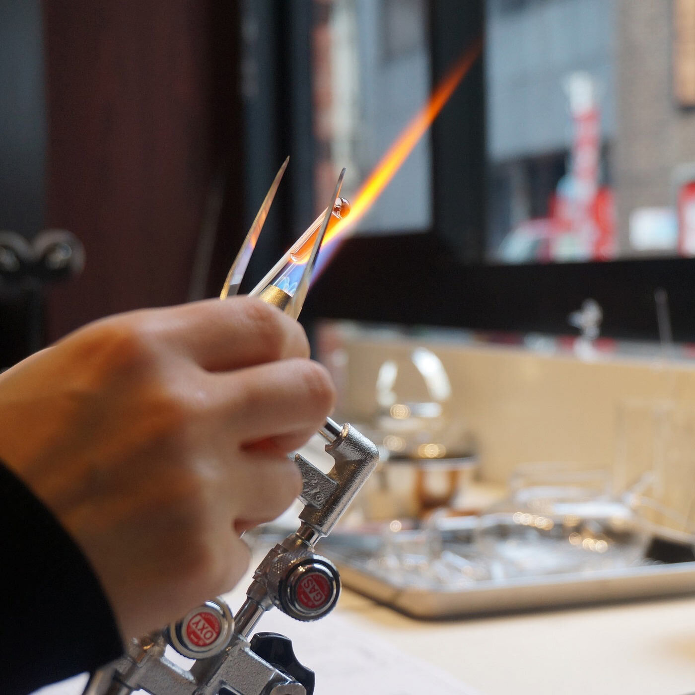 FELISSIMO PARTNERS|イイダ傘店×HARIO Lampwork Factory カラーガラスが輝く耳飾り〈コモレビ〉