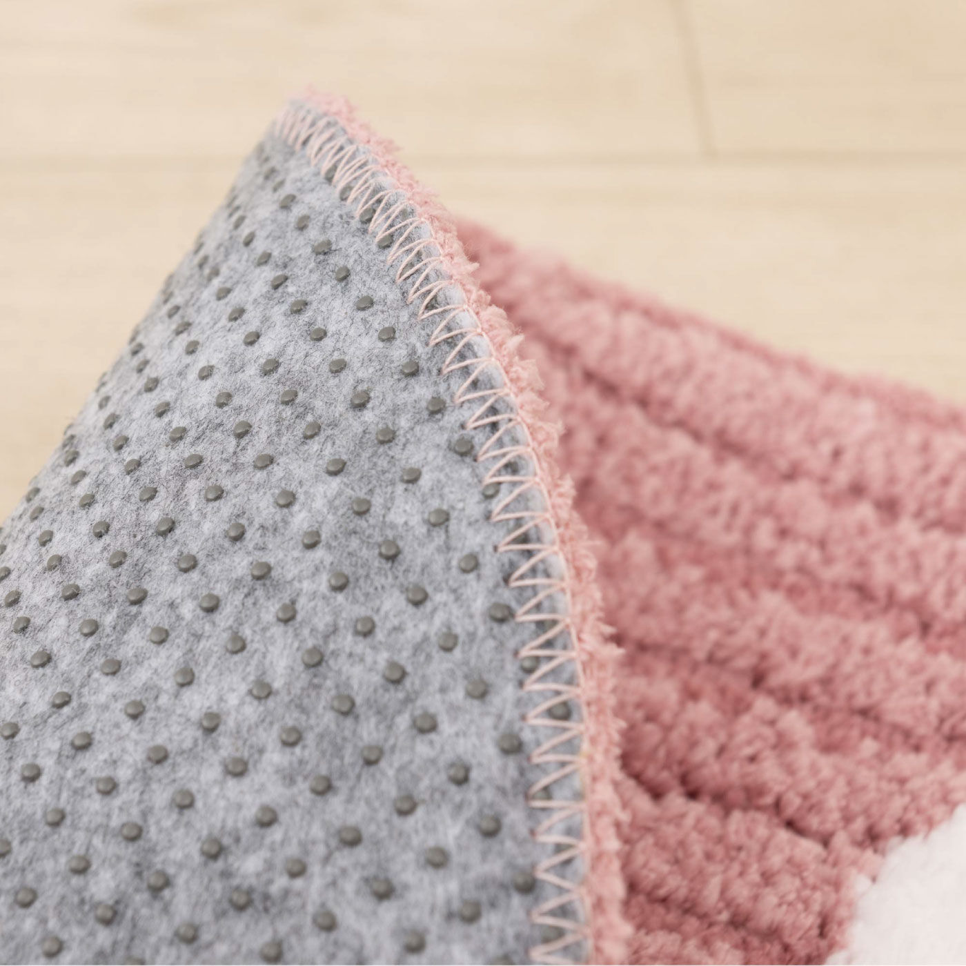 FELISSIMO PARTNERS|まあるい窓からのぞいてるみたいな　ミッフィーのアクセントマット|裏面は滑りにくい加工です。