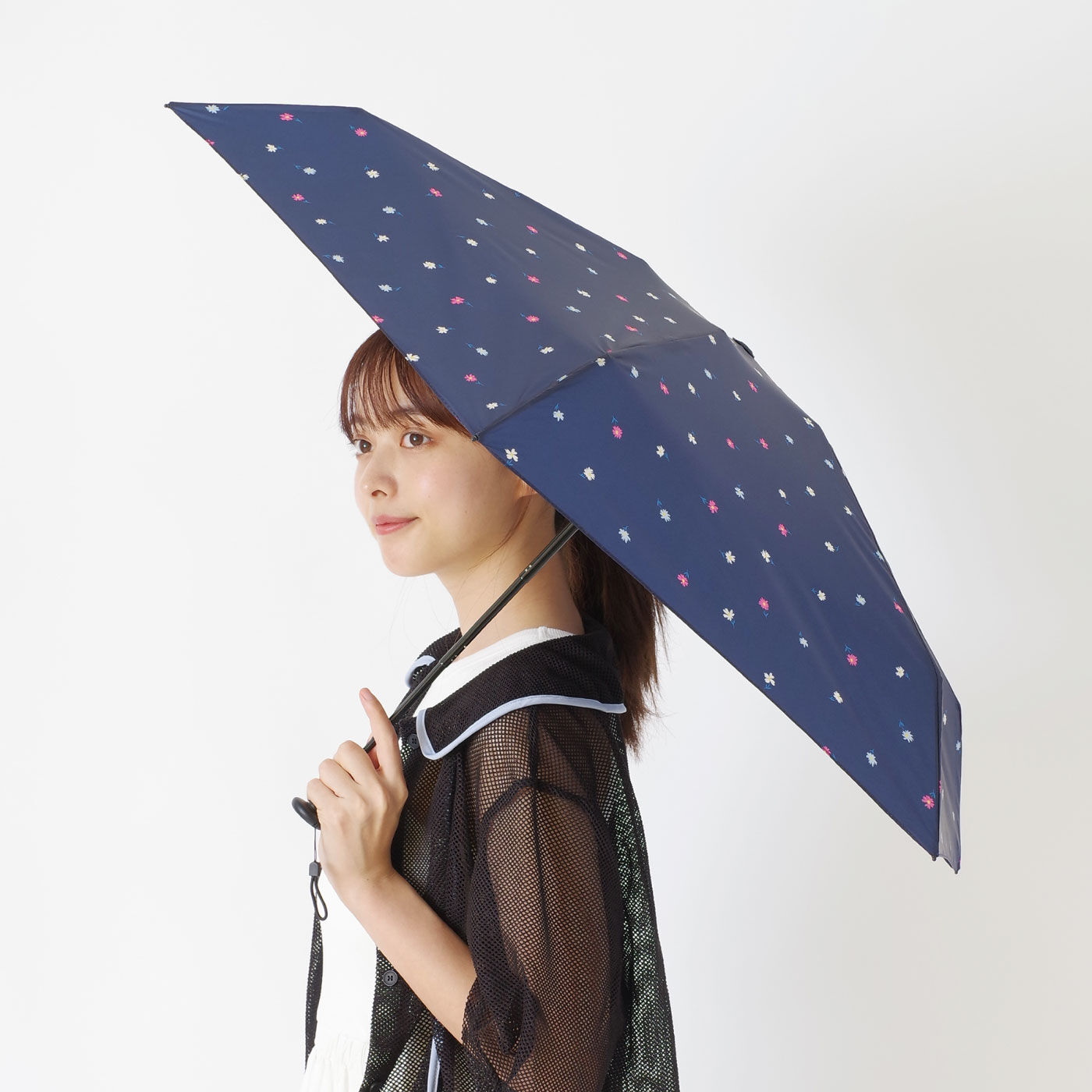 小さめのバッグやポケットに入る 折りたたみ晴雨兼用雨傘