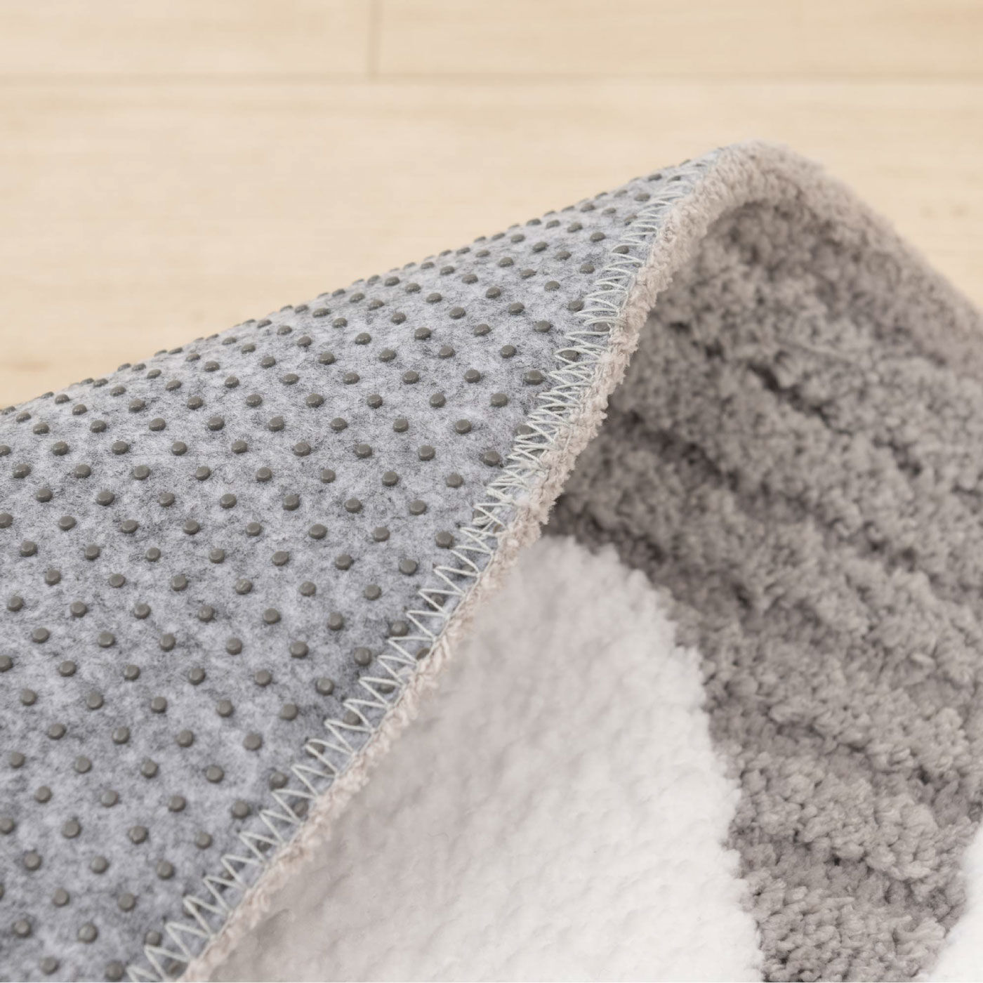 FELISSIMO PARTNERS|まあるい窓からのぞいてるみたいな　ミッフィーのアクセントマット|裏面は滑りにくい加工です。